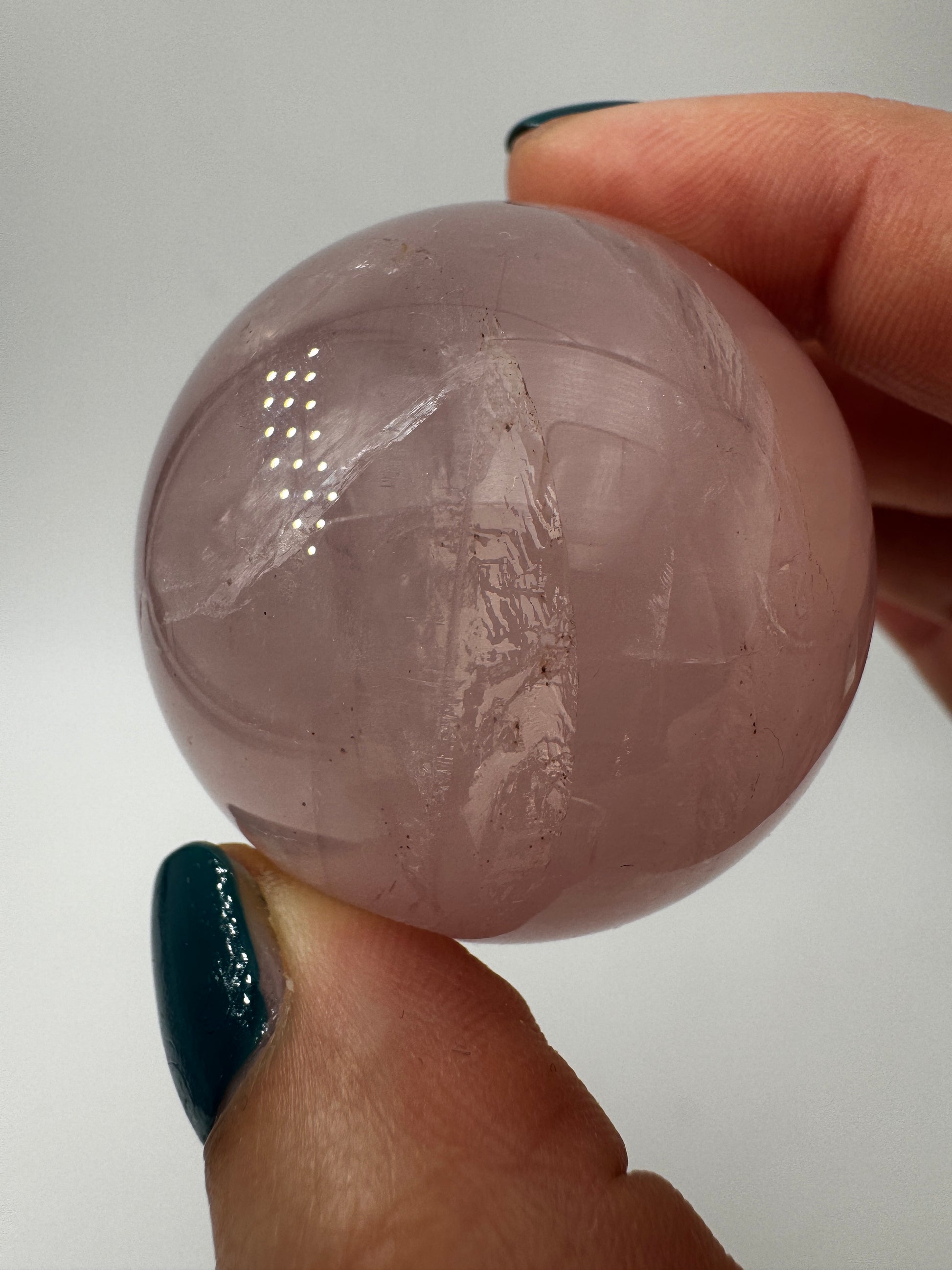 Polierte Rosenquarz-Kugel RQ39, Ø 4,3 cm – makrokristalliner Quarz mit zartem Rosé-Ton und feiner Transluzenz.