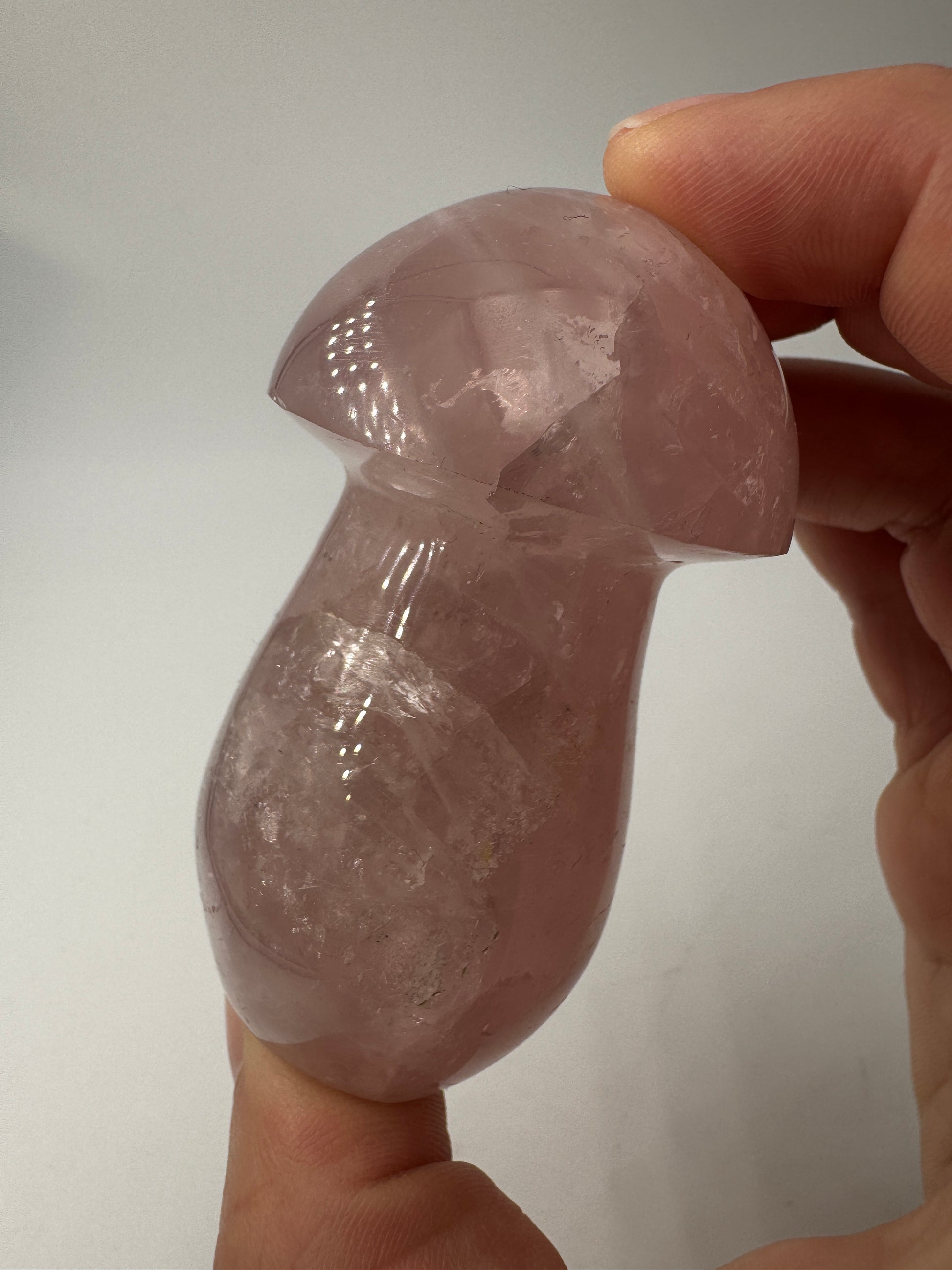 Rosenquarz-Carving RP22 in Pilzform, 7,2×4,1 cm – handgeschliffenes Mineral in zartem Rosa mit seidig-transluzenter Oberfläche, Sammlerobjekt aus Rosenquarz.