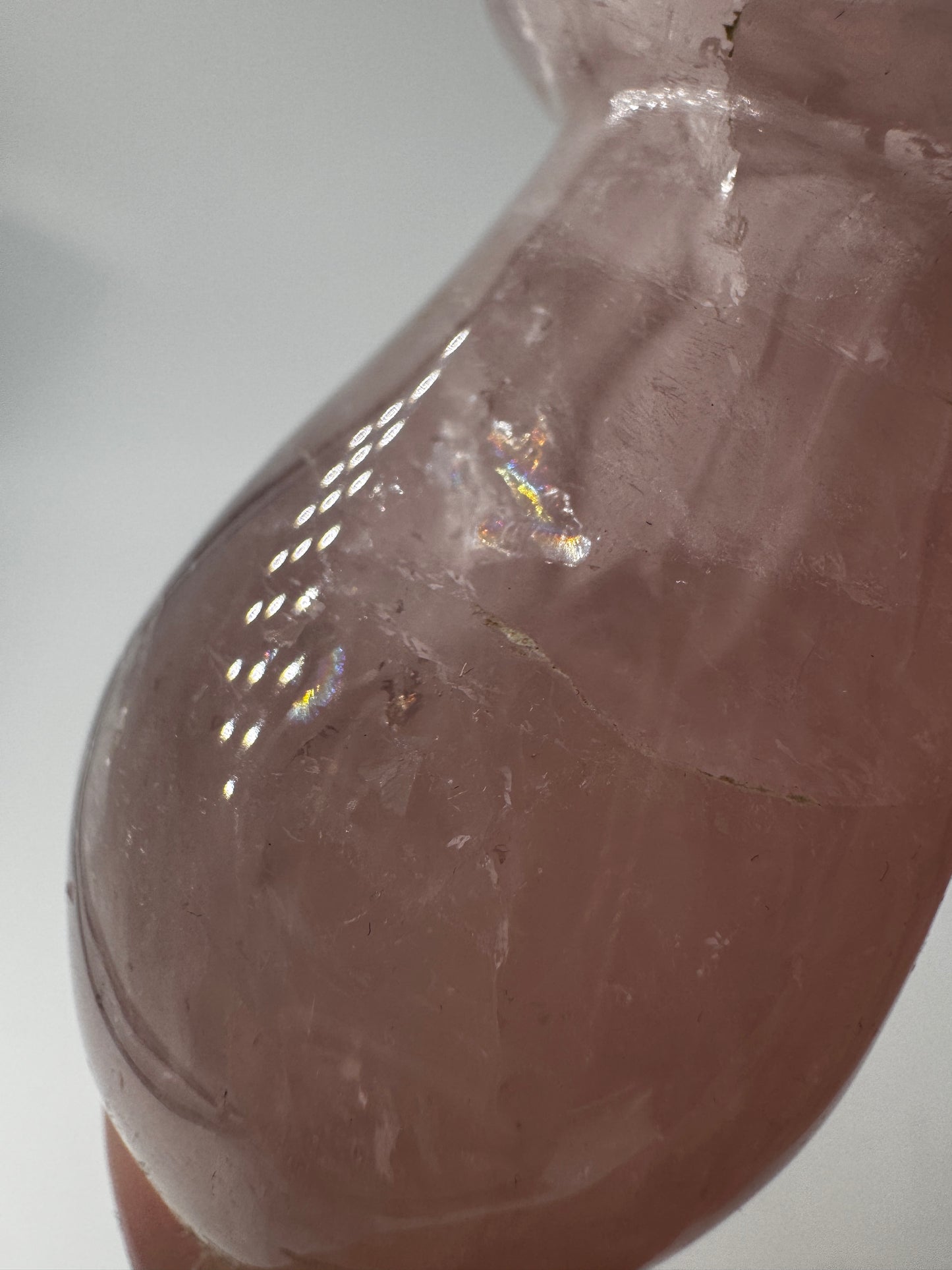 Rosenquarz-Carving RP22 in Pilzform, 7,2×4,1 cm – handgeschliffenes Mineral in zartem Rosa mit seidig-transluzenter Oberfläche, Sammlerobjekt aus Rosenquarz.