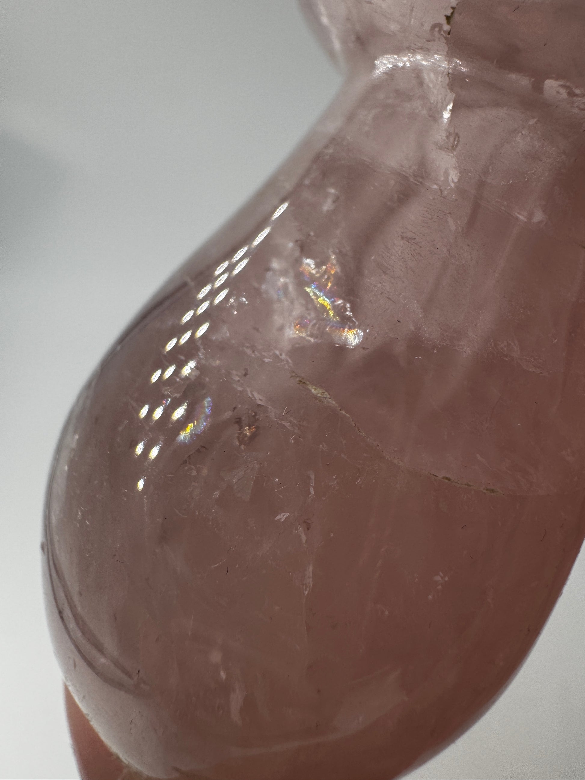 Rosenquarz-Carving RP22 in Pilzform, 7,2×4,1 cm – handgeschliffenes Mineral in zartem Rosa mit seidig-transluzenter Oberfläche, Sammlerobjekt aus Rosenquarz.