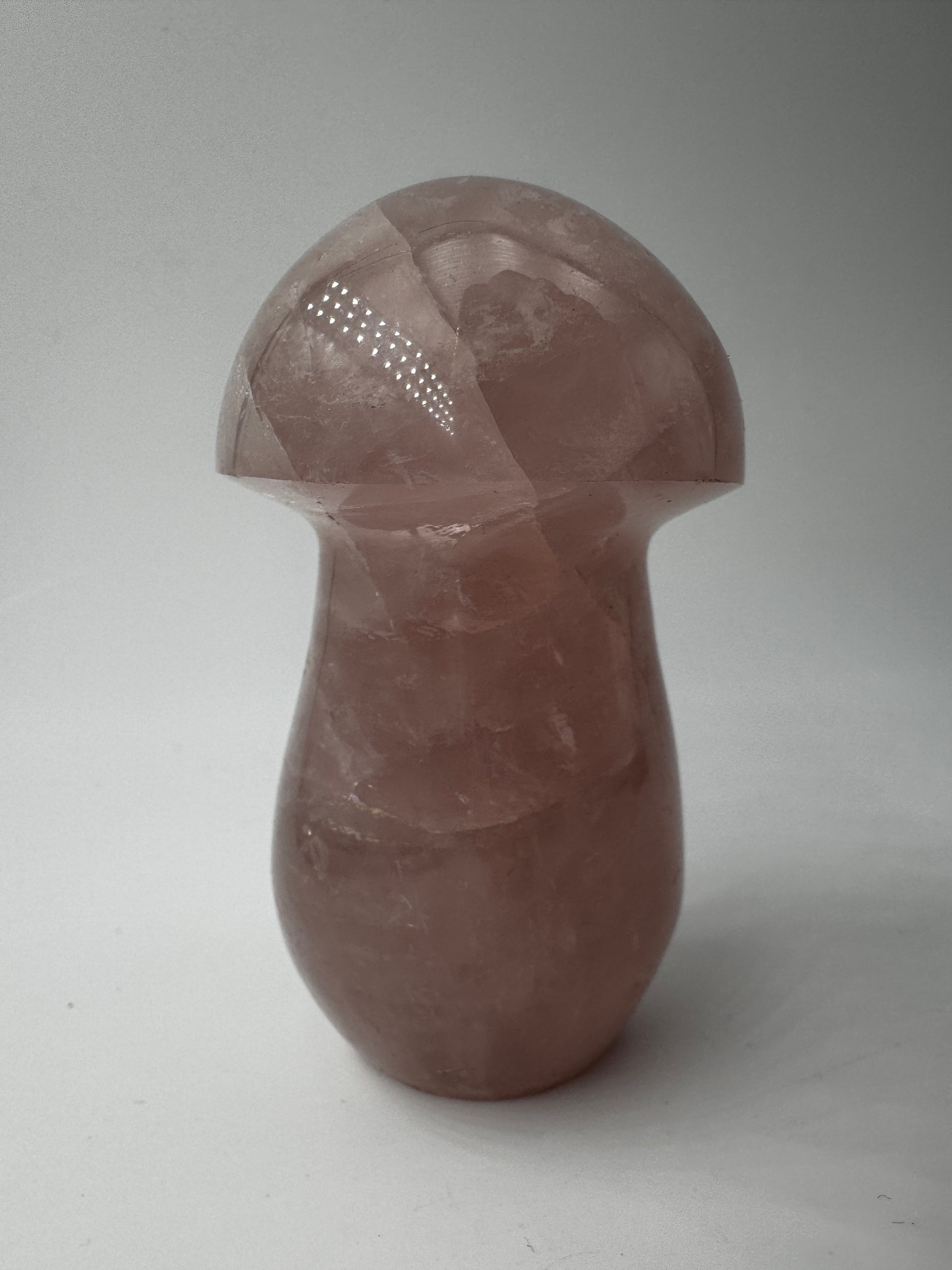Rosenquarz-Carving RP22 in Pilzform, 7,2×4,1 cm – handgeschliffenes Mineral in zartem Rosa mit seidig-transluzenter Oberfläche, Sammlerobjekt aus Rosenquarz.