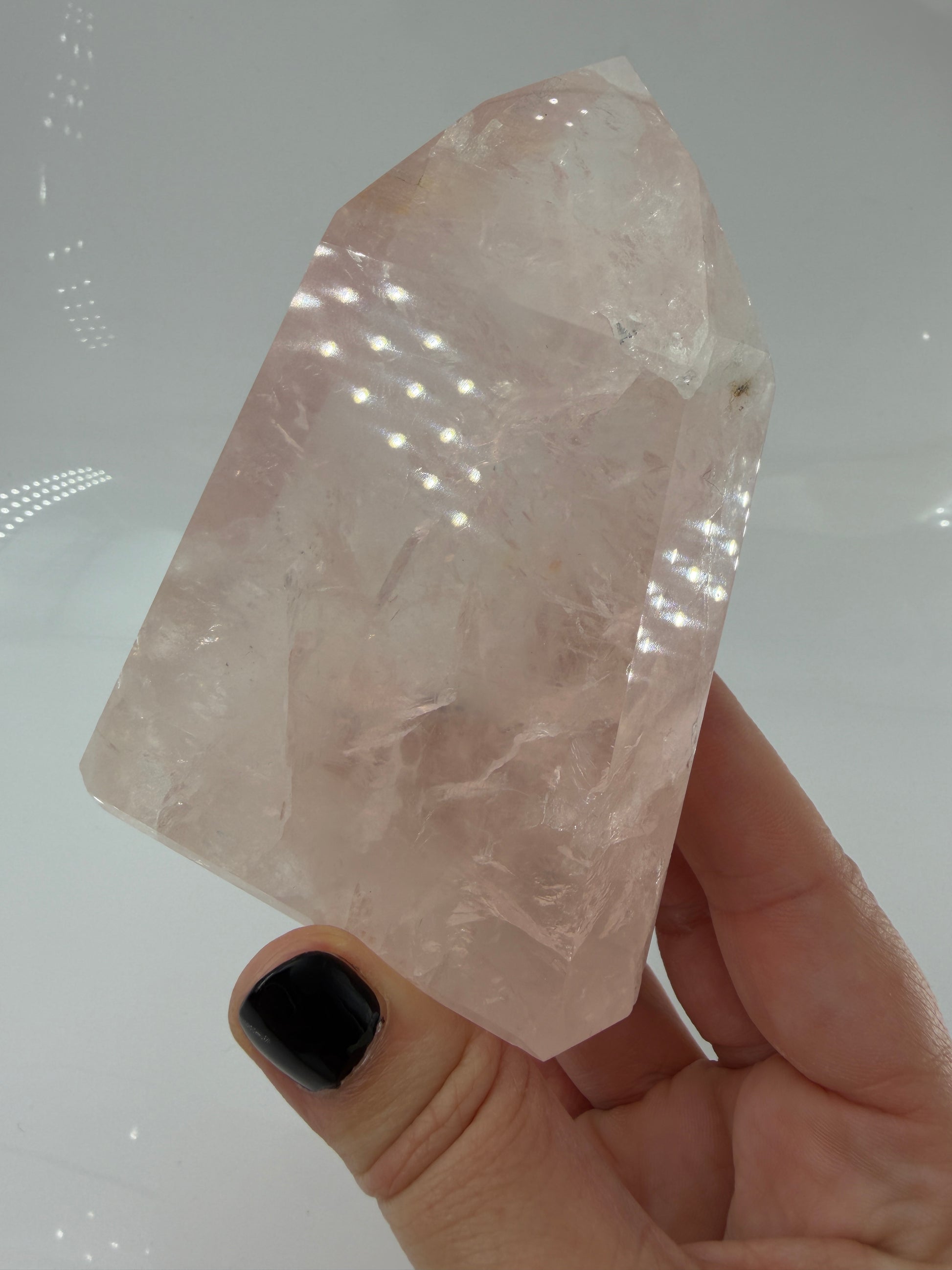 Polierte Rosenquarz-Spitze aus Brasilien mit sanfter rosa Färbung und glänzender Oberfläche.