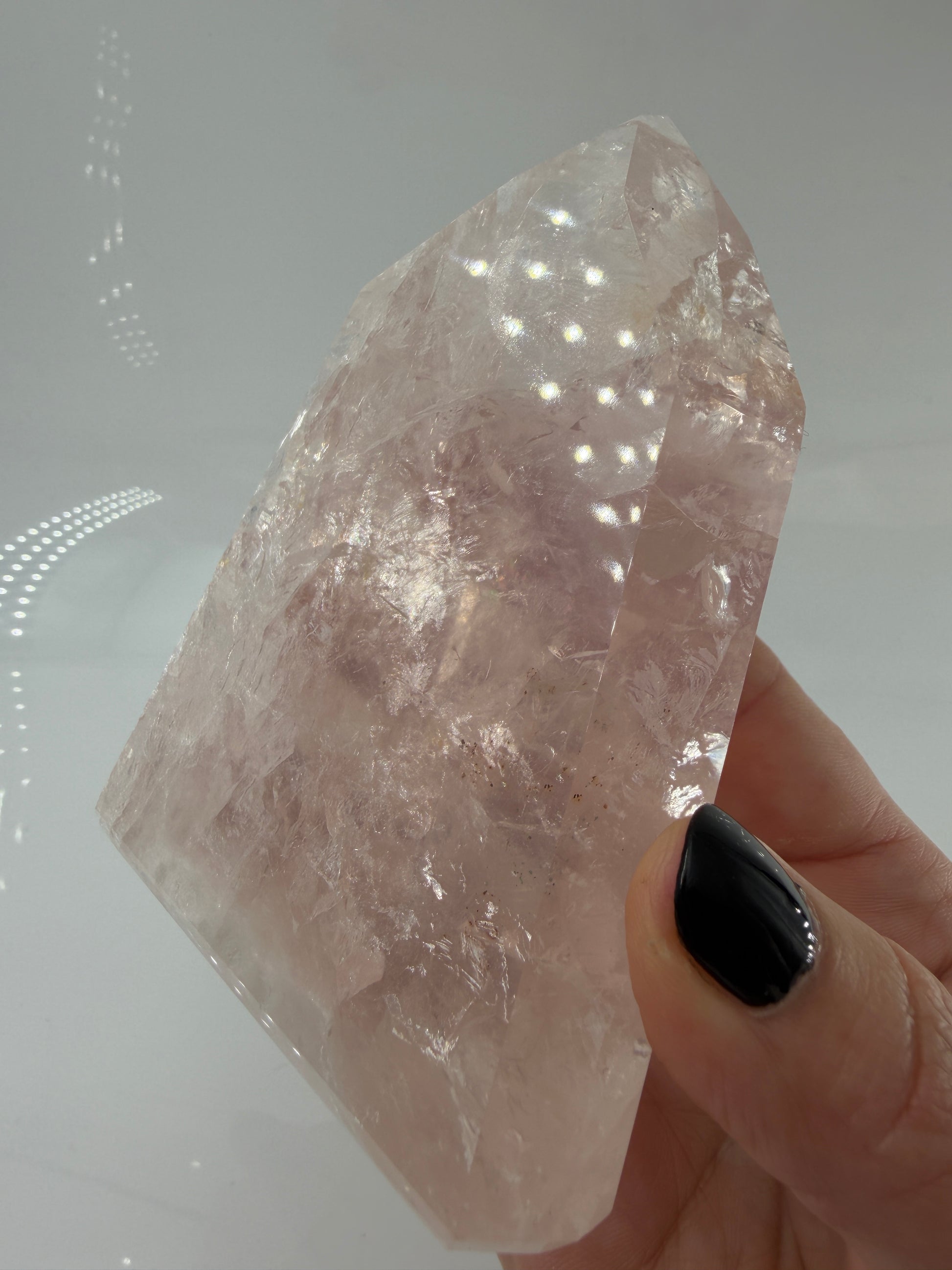 Polierte Rosenquarz-Spitze aus Brasilien mit sanfter rosa Färbung und glänzender Oberfläche.