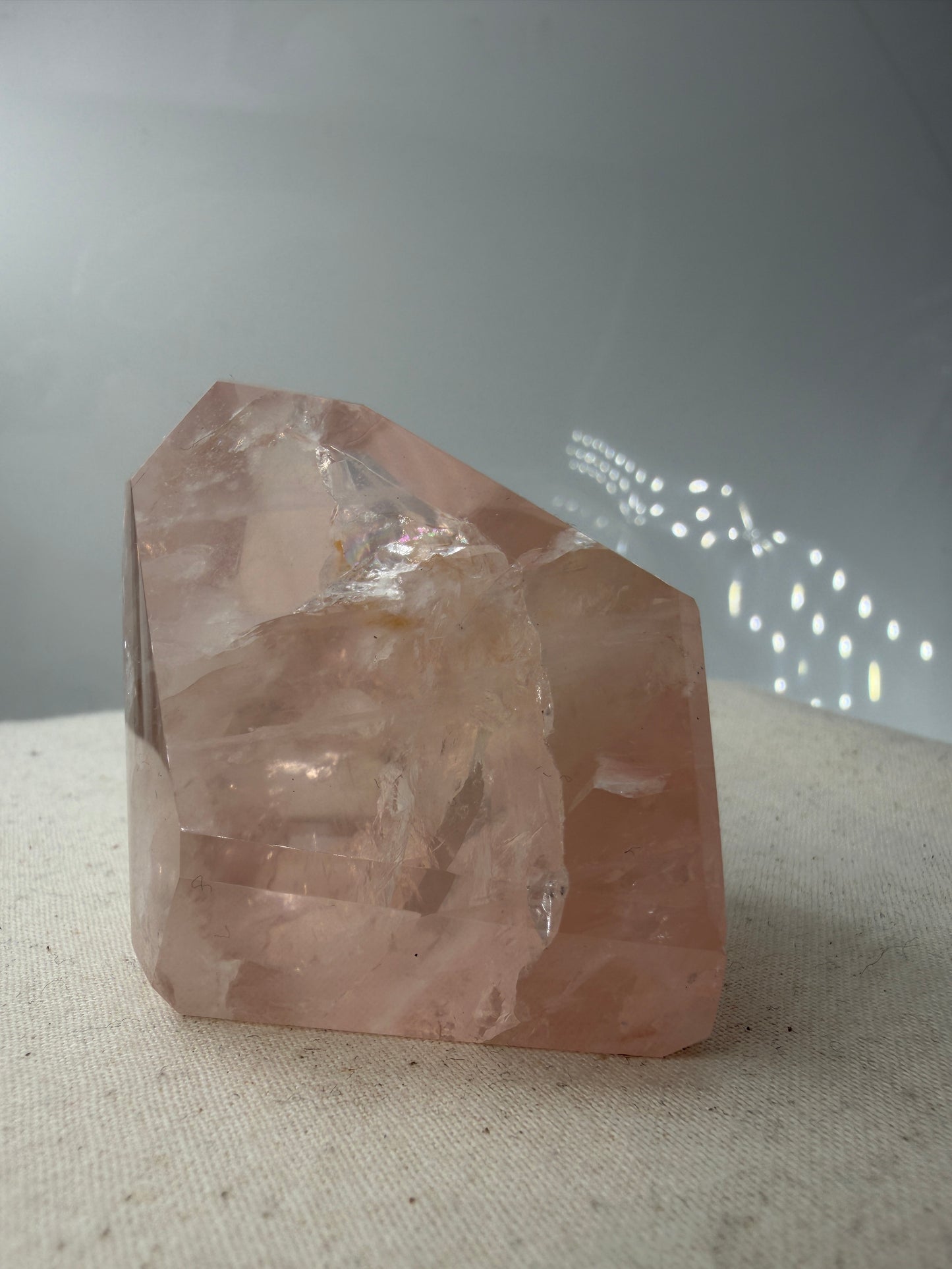 Natürliche Rosenquarz-Freiform aus Brasilien (B-Ware) mit polierter Oberfläche und sichtbaren, echten Naturmerkmalen.