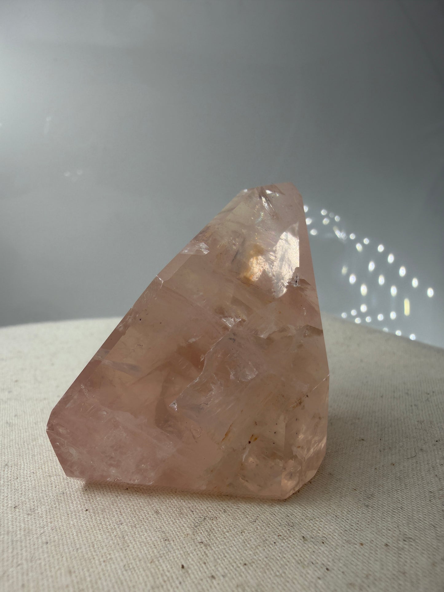 Natürliche Rosenquarz-Freiform aus Brasilien (B-Ware) mit polierter Oberfläche und sichtbaren, echten Naturmerkmalen.