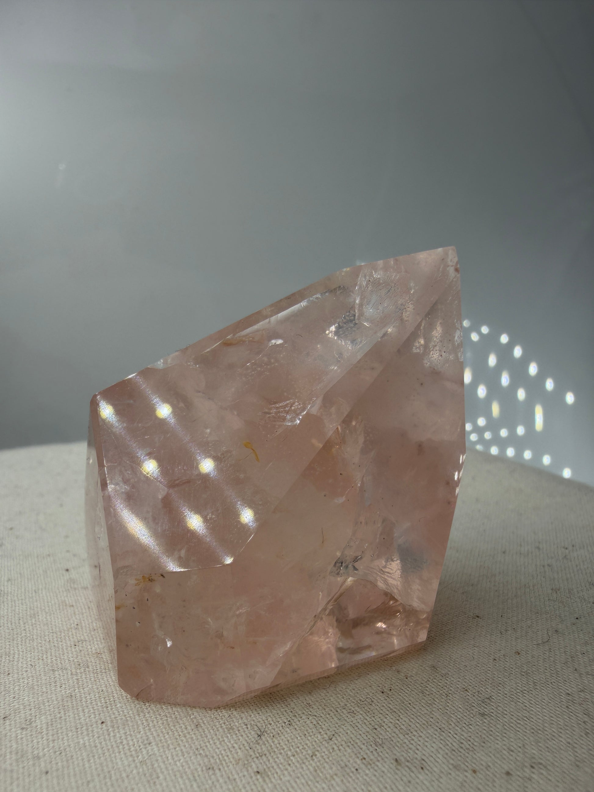 Natürliche Rosenquarz-Freiform aus Brasilien (B-Ware) mit polierter Oberfläche und sichtbaren, echten Naturmerkmalen.