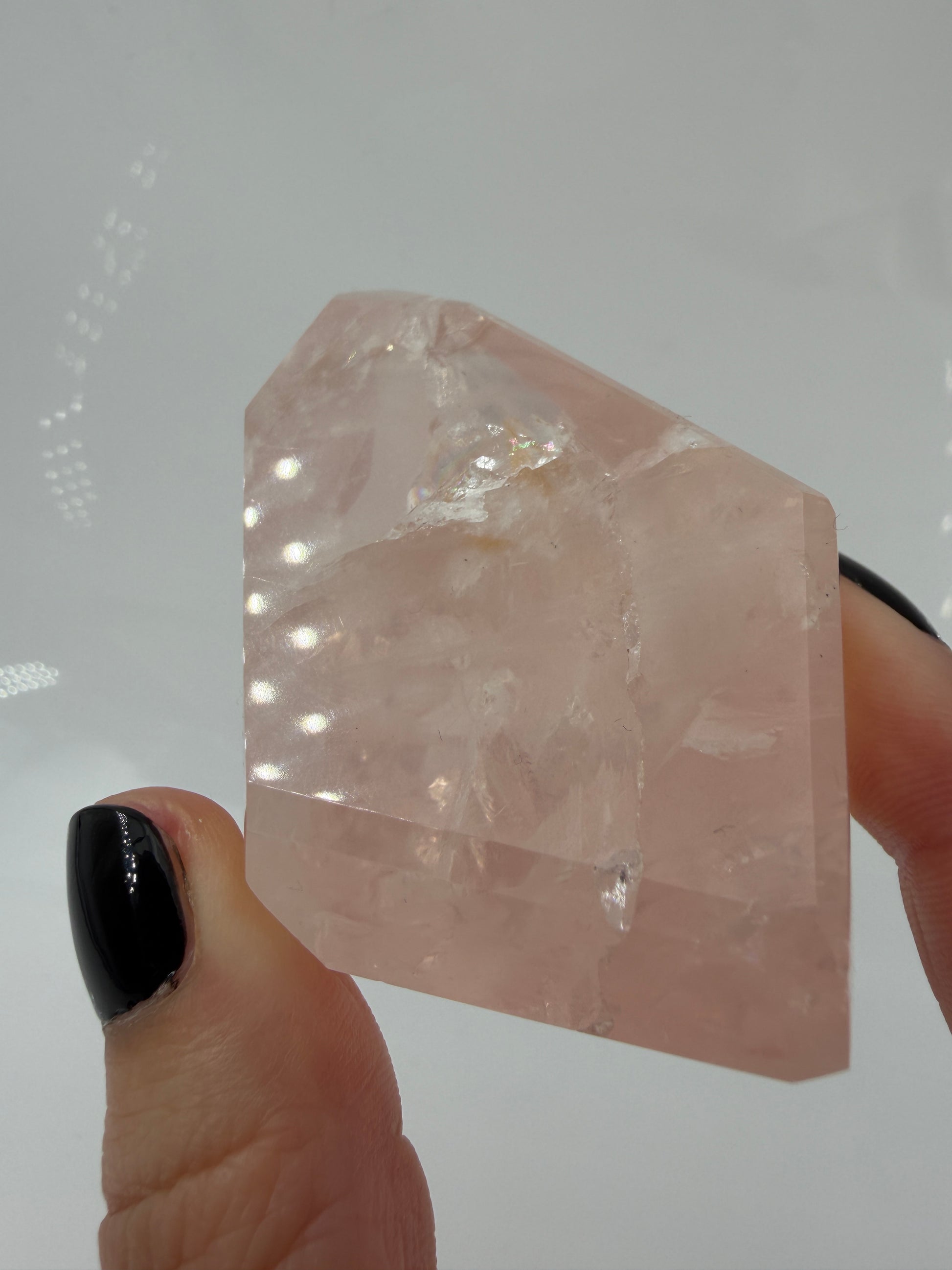 Natürliche Rosenquarz-Freiform aus Brasilien (B-Ware) mit polierter Oberfläche und sichtbaren, echten Naturmerkmalen.