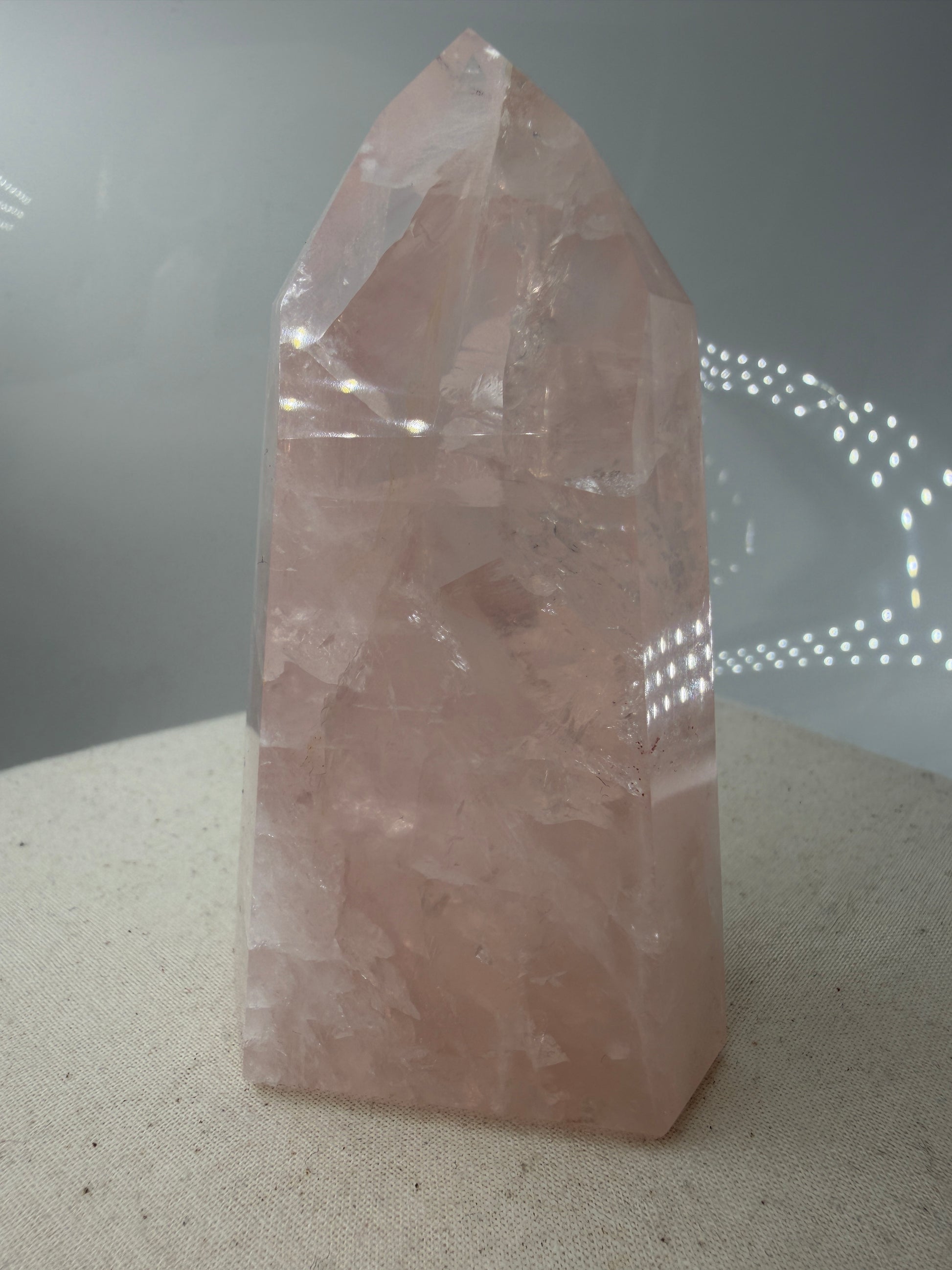 Polierte Rosenquarz-Spitze aus Brasilien mit sanfter rosa Färbung und glänzender Oberfläche.