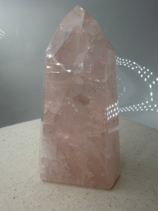 Polierte Rosenquarz-Spitze aus Brasilien mit sanfter rosa Färbung und glänzender Oberfläche.