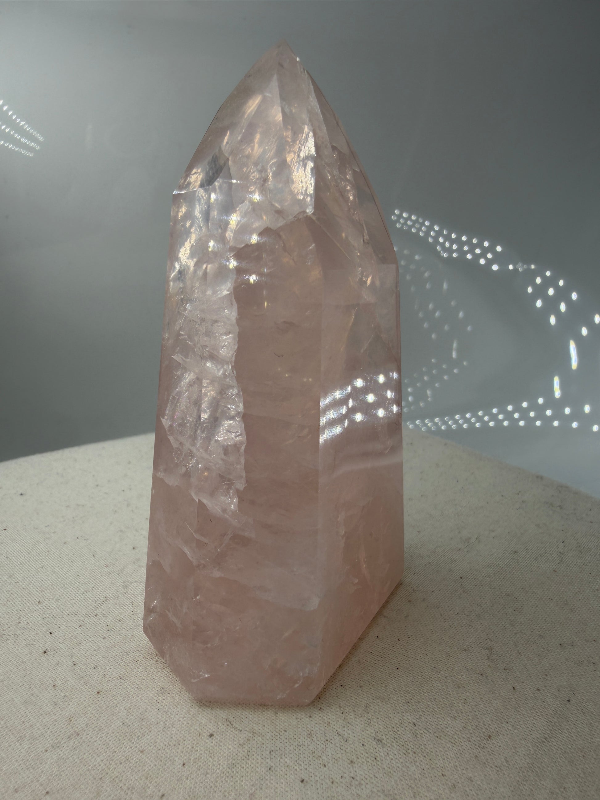 Polierte Rosenquarz-Spitze aus Brasilien mit sanfter rosa Färbung und glänzender Oberfläche.