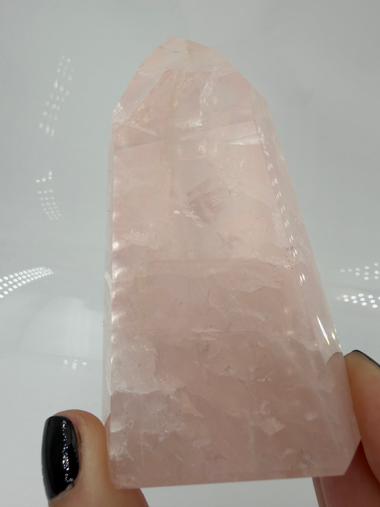 Polierte Rosenquarz-Spitze aus Brasilien mit sanfter rosa Färbung und glänzender Oberfläche.