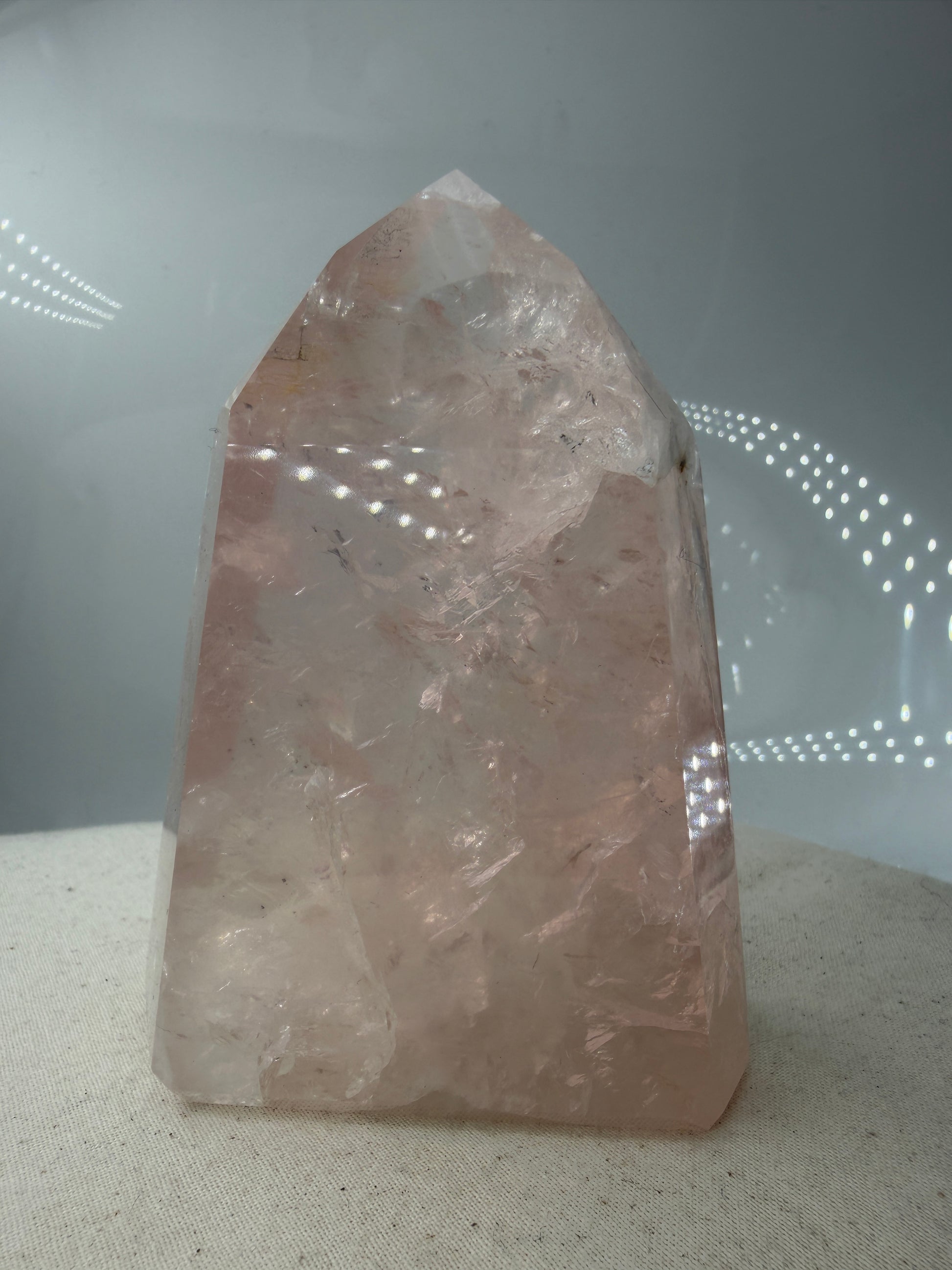 Polierte Rosenquarz-Spitze aus Brasilien mit sanfter rosa Färbung und glänzender Oberfläche.