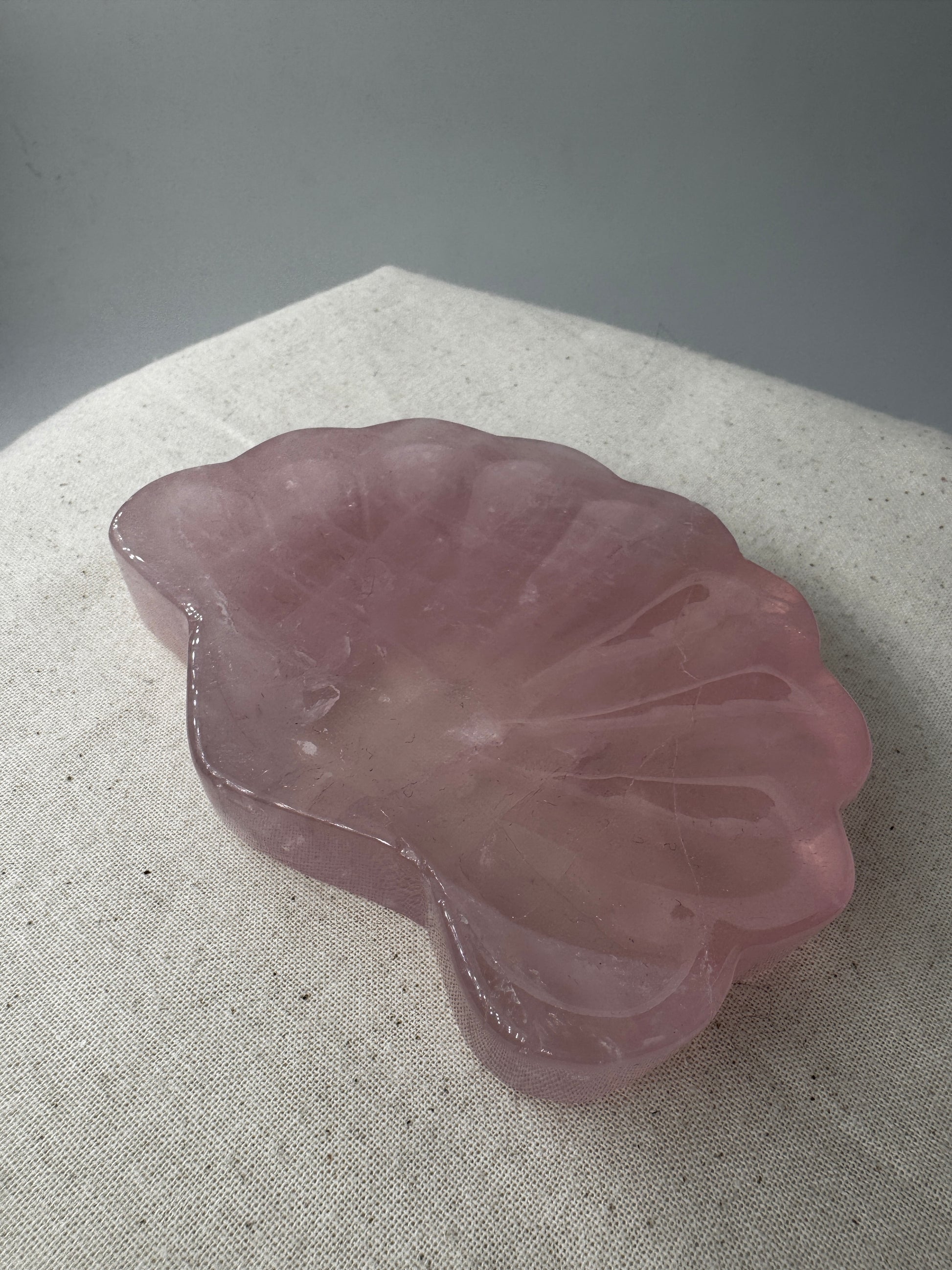 Schale aus Rosenquarz in Muschelform mit zartrosa Farbe und seidigem Glanz, 10 × 8,1 × 1,3 cm.
