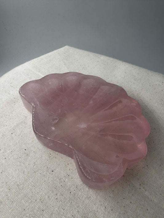 Schale aus Rosenquarz in Muschelform mit zartrosa Farbe und seidigem Glanz, 10 × 8,1 × 1,3 cm.