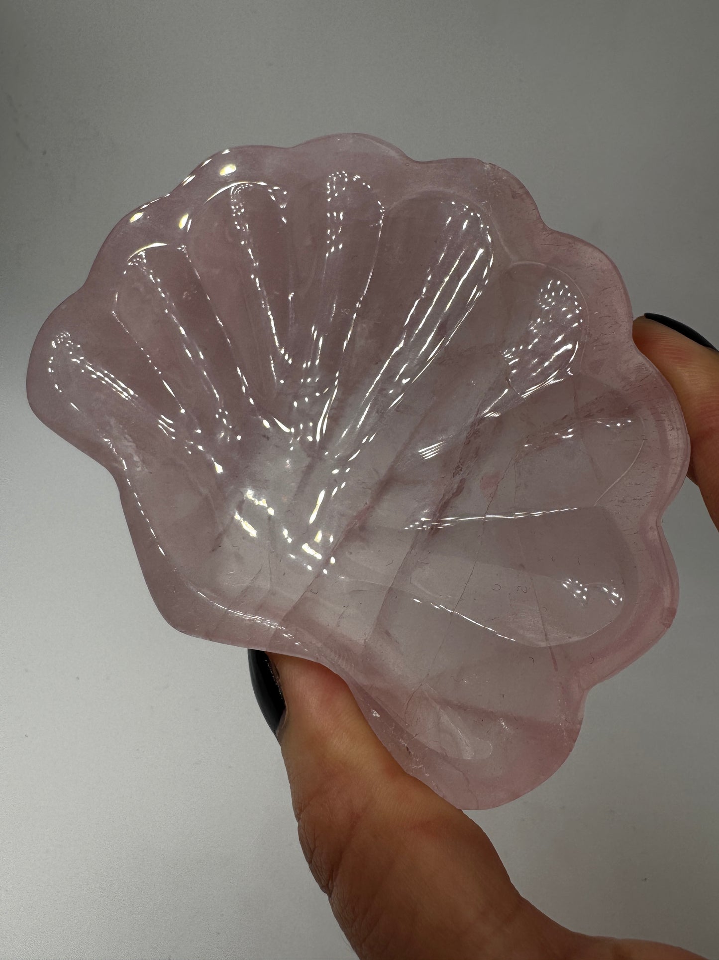 Schale aus Rosenquarz in Muschelform mit zartrosa Farbe und seidigem Glanz, 10 × 8,1 × 1,3 cm.