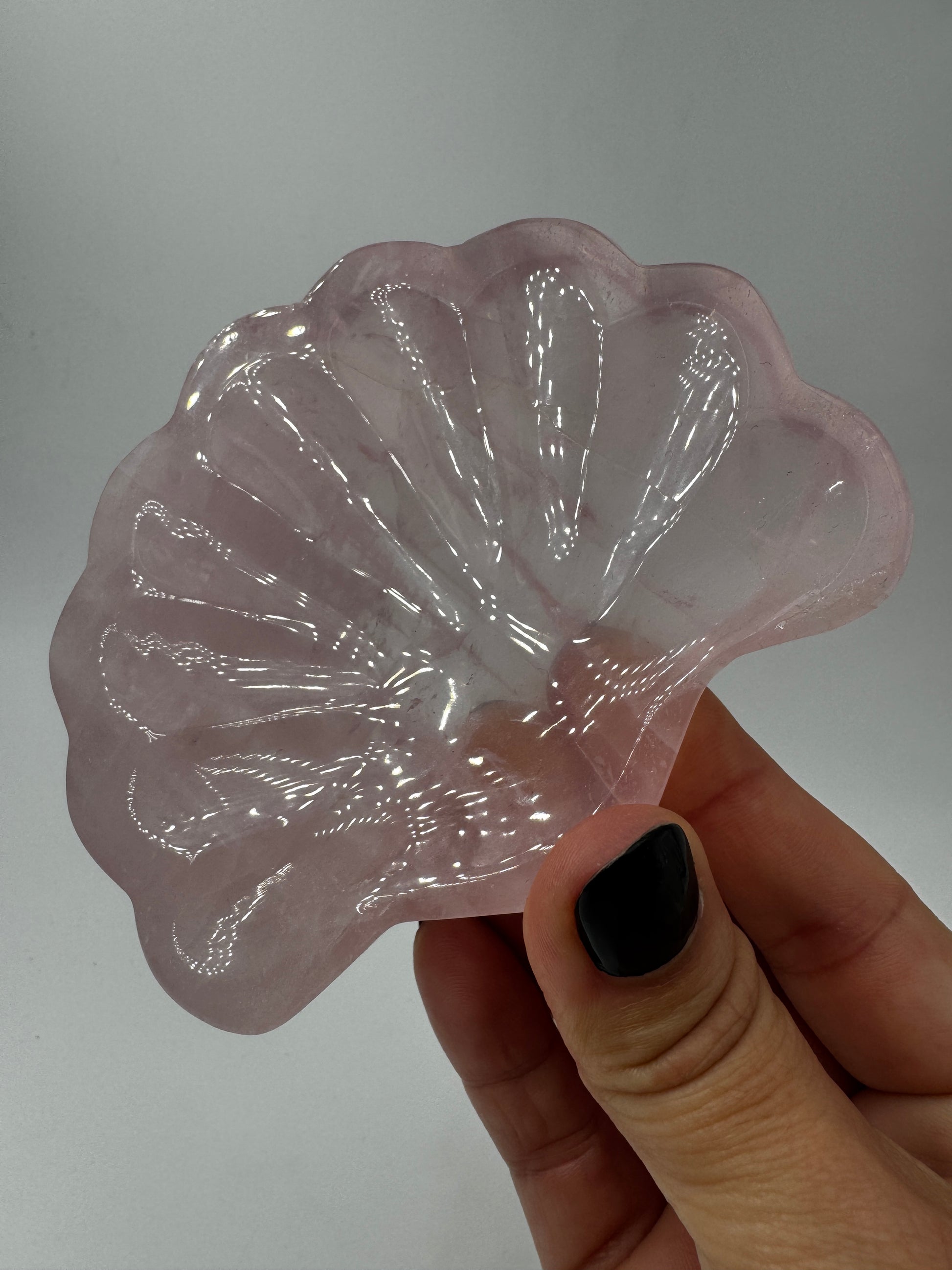 Schale aus Rosenquarz in Muschelform mit zartrosa Farbe und seidigem Glanz, 10 × 8,1 × 1,3 cm.