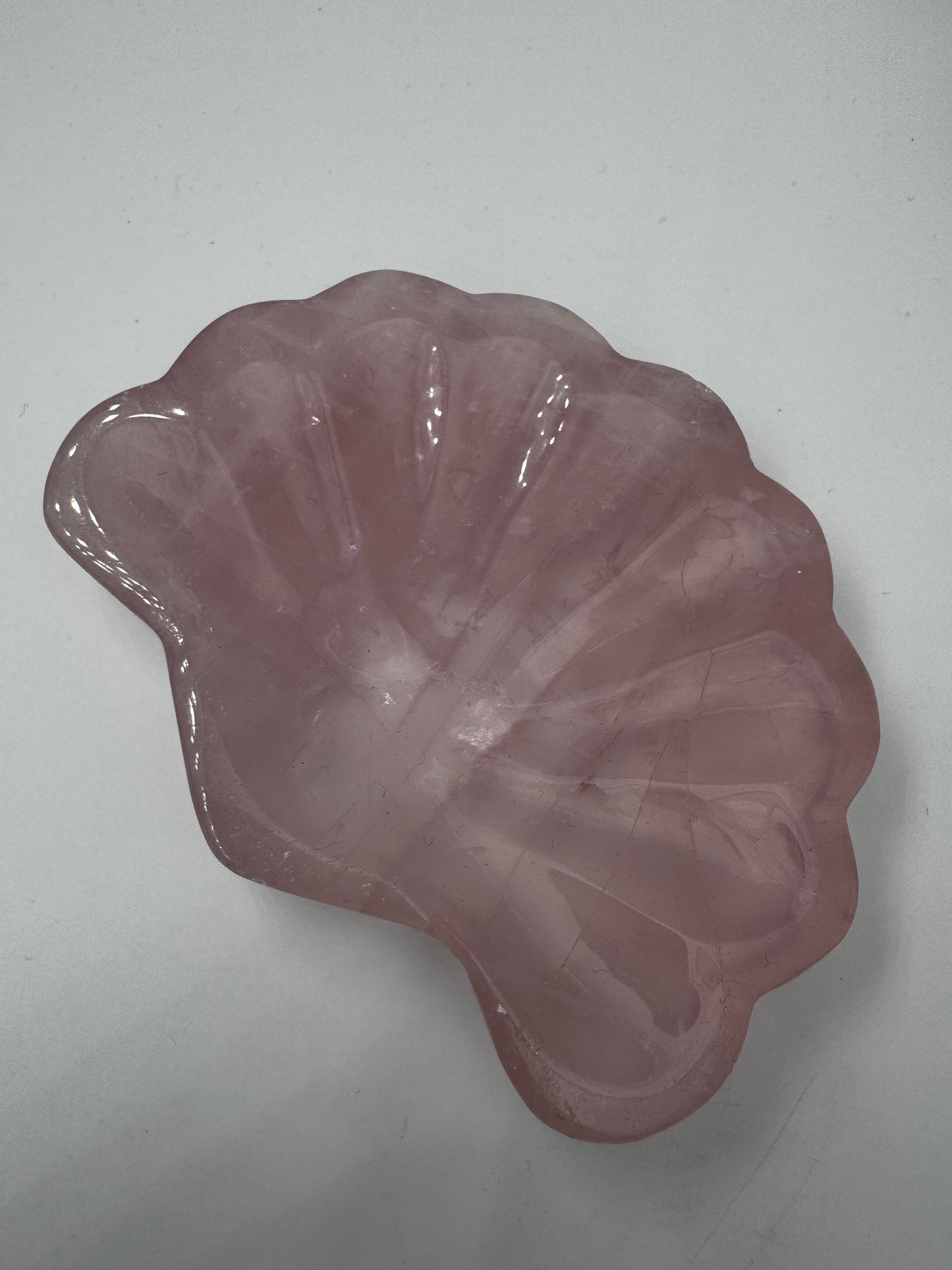 Schale aus Rosenquarz in Muschelform mit zartrosa Farbe und seidigem Glanz, 10 × 8,1 × 1,3 cm.