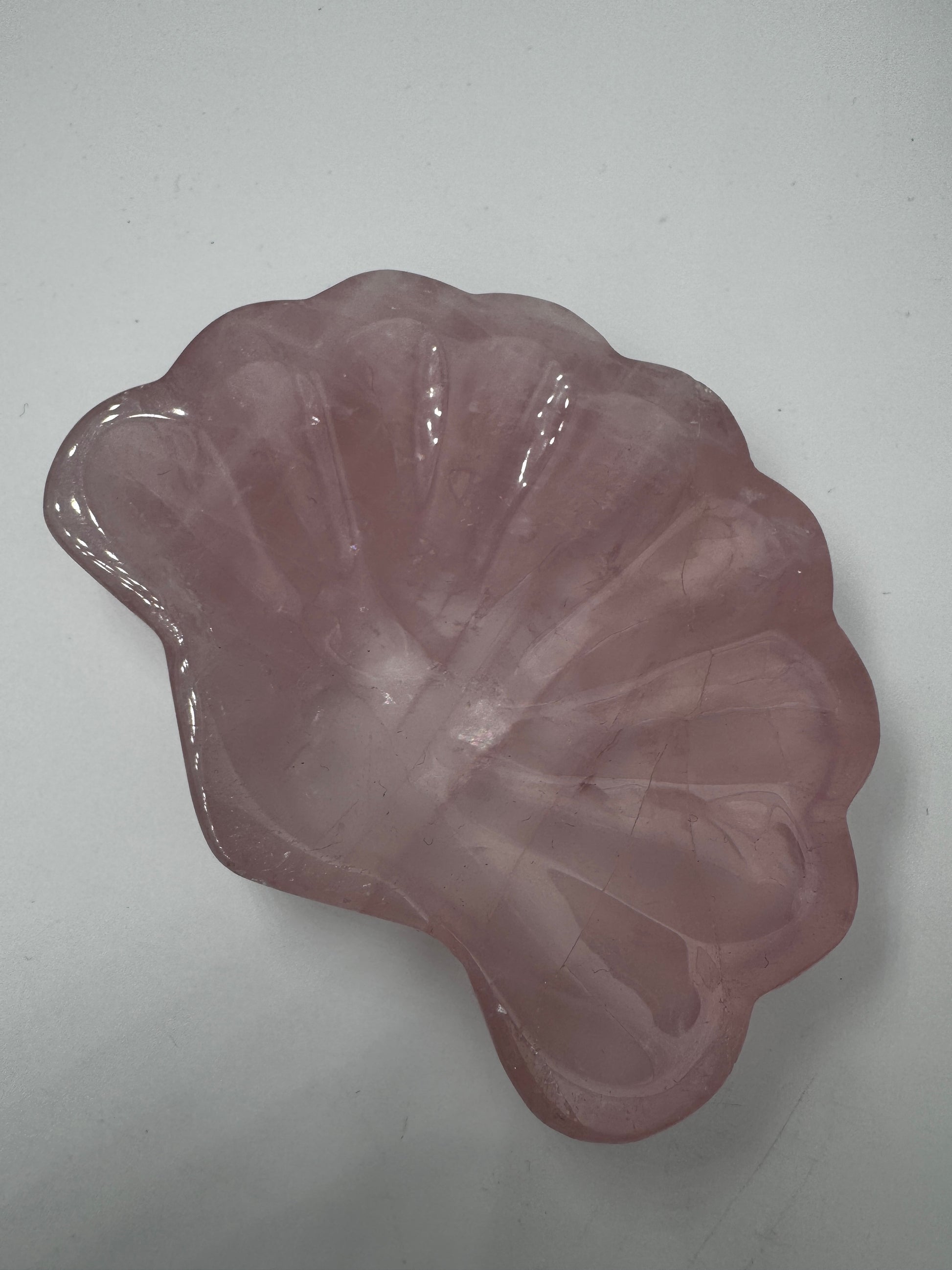 Schale aus Rosenquarz in Muschelform mit zartrosa Farbe und seidigem Glanz, 10 × 8,1 × 1,3 cm.