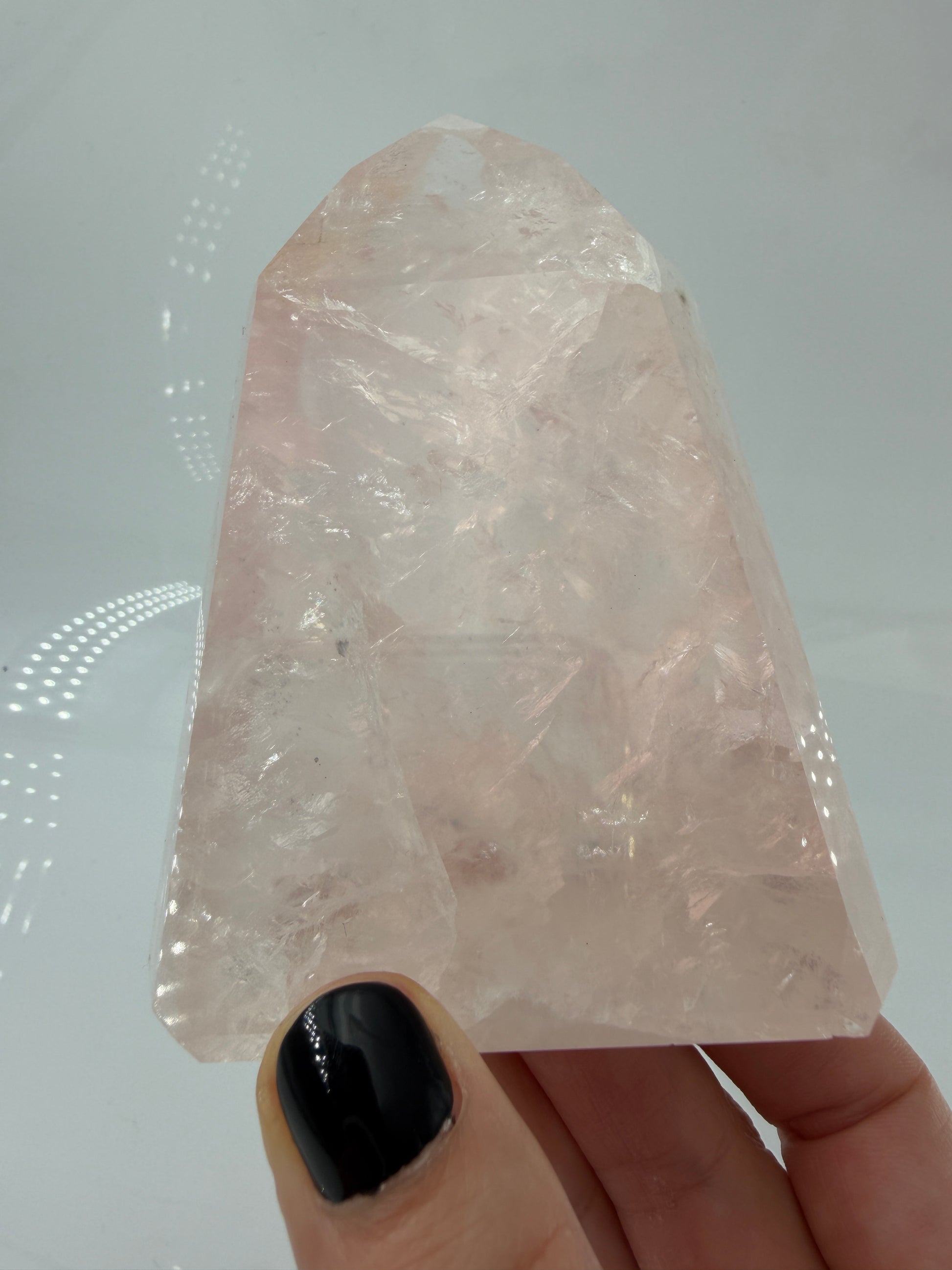 Polierte Rosenquarz-Spitze aus Brasilien mit sanfter rosa Färbung und glänzender Oberfläche.