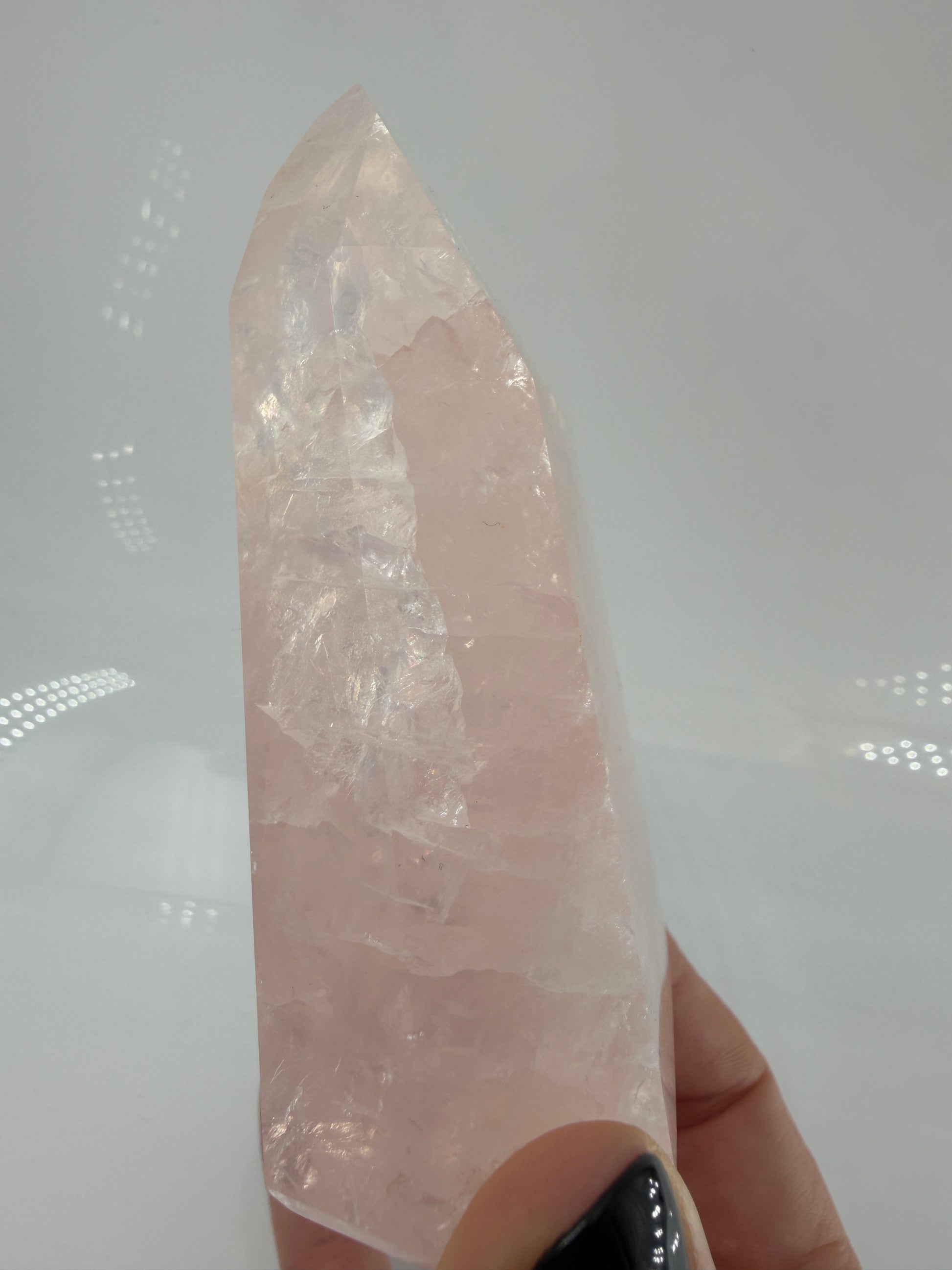 Polierte Rosenquarz-Spitze aus Brasilien mit sanfter rosa Färbung und glänzender Oberfläche.