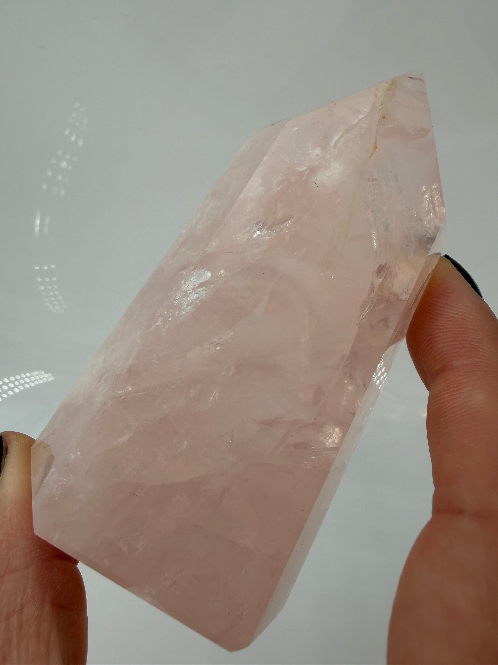 Polierte Rosenquarz-Spitze aus Brasilien mit sanfter rosa Färbung und glänzender Oberfläche.