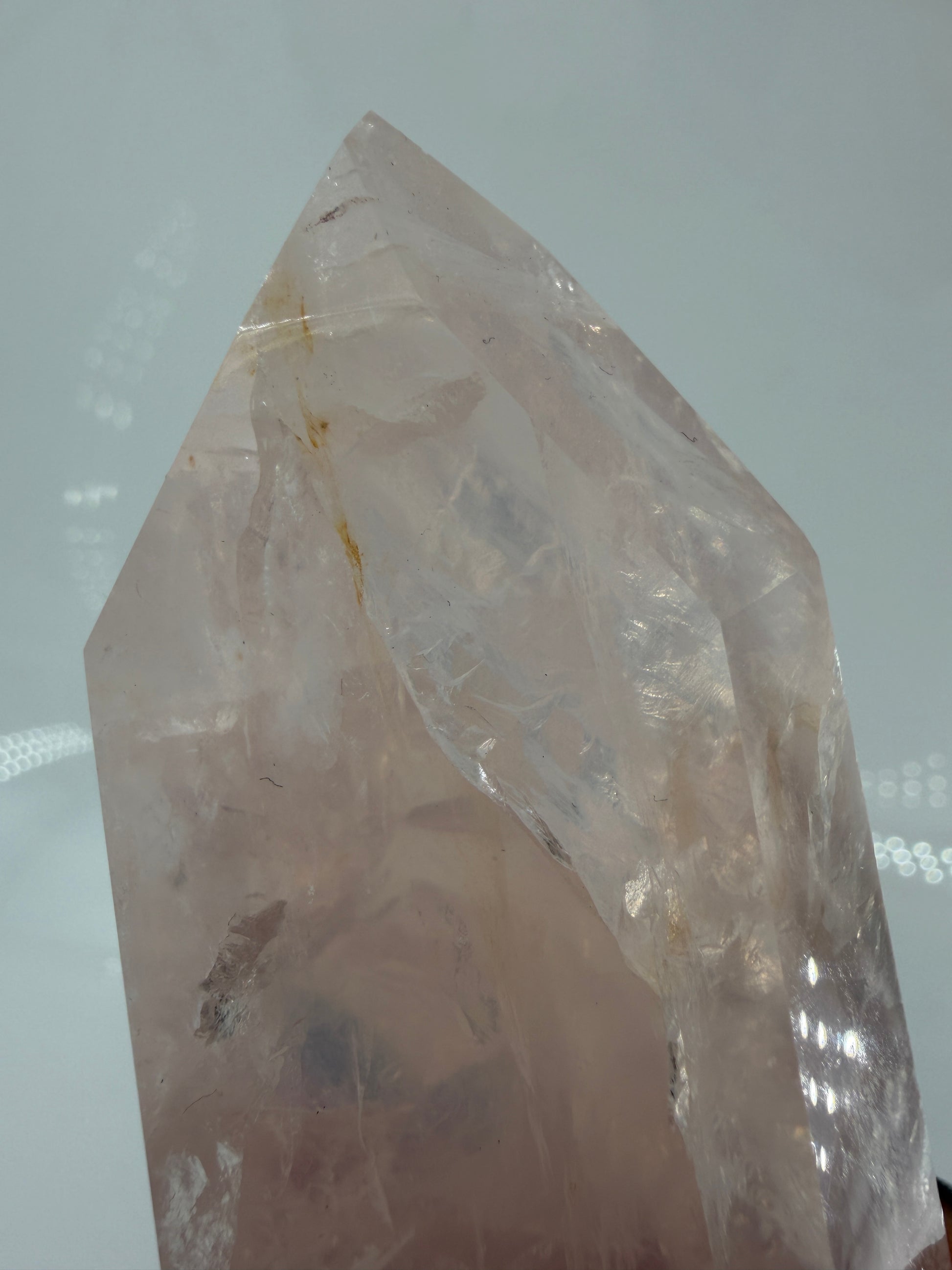 Polierte Rosenquarz-Spitze aus Brasilien mit sanfter rosa Färbung und glänzender Oberfläche.