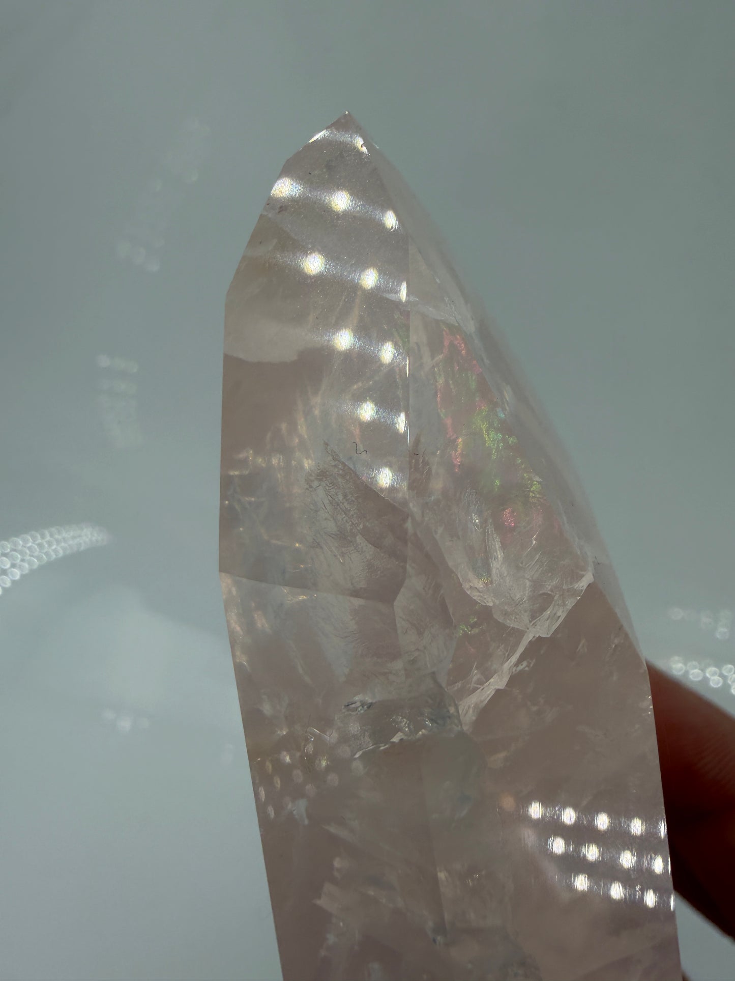 Polierte Rosenquarz-Spitze aus Brasilien mit sanfter rosa Färbung und glänzender Oberfläche.