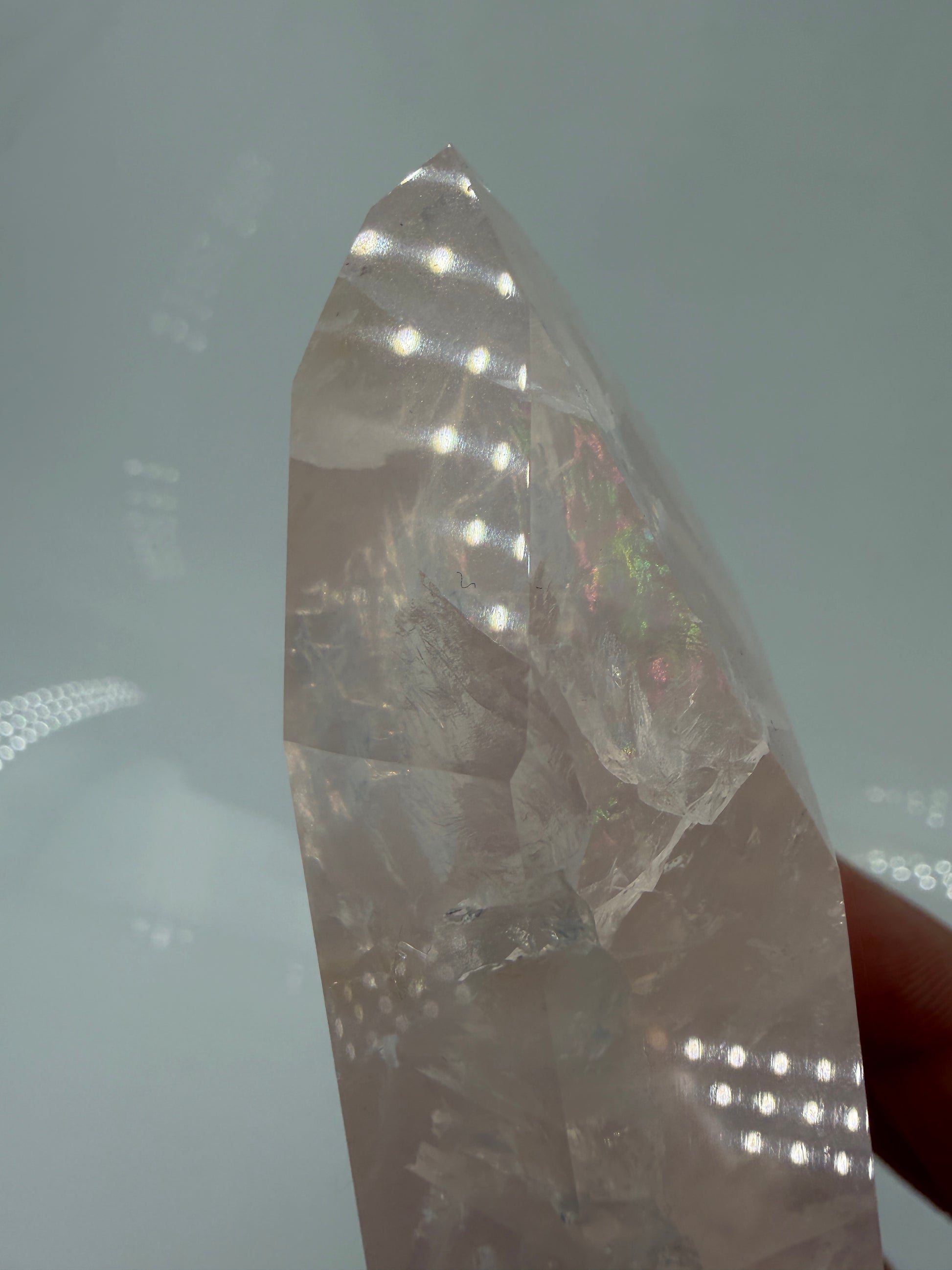 Polierte Rosenquarz-Spitze aus Brasilien mit sanfter rosa Färbung und glänzender Oberfläche.