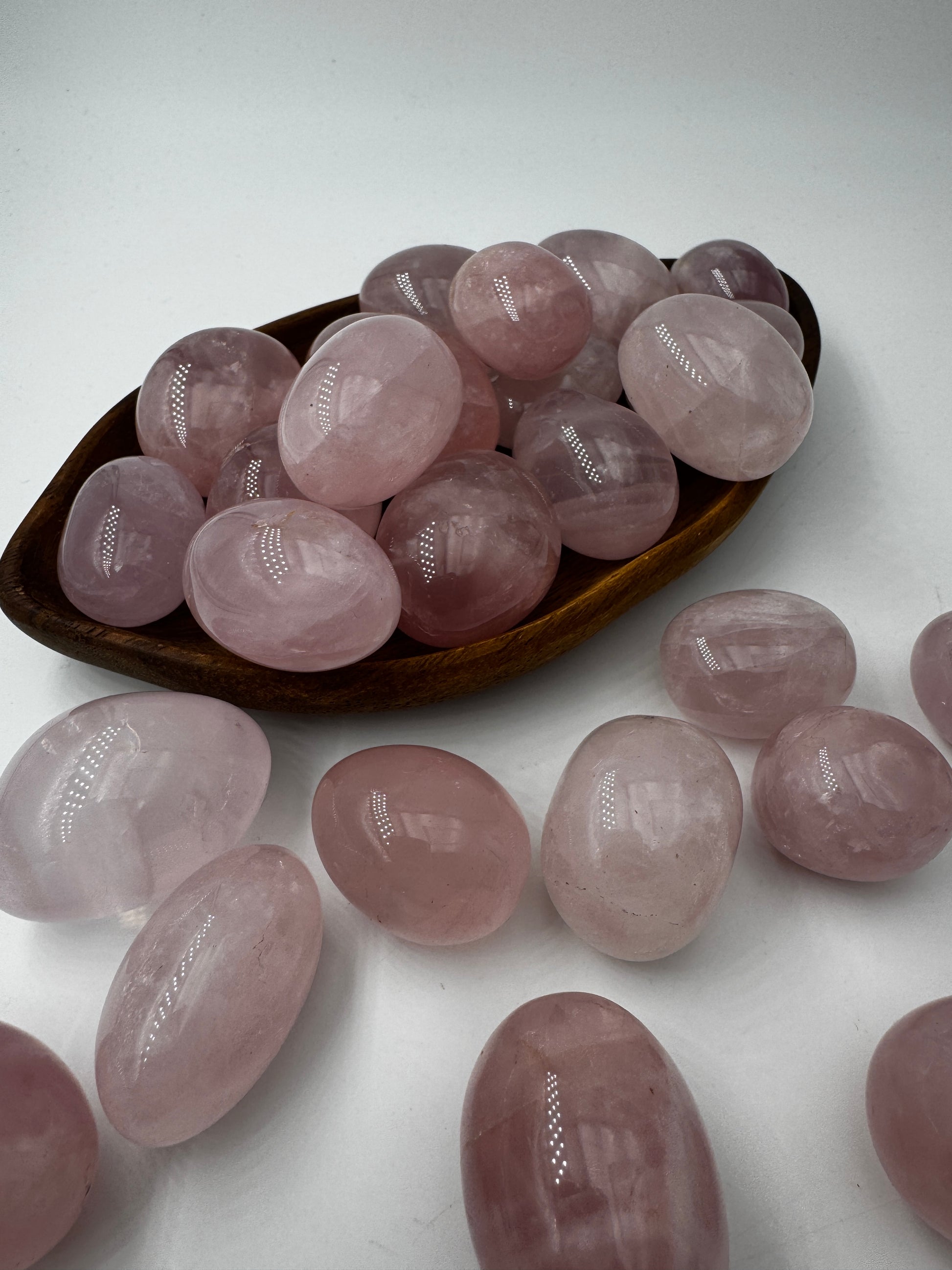 Polierter Rosenquarz-Trommelstein in zartem Rosa – seidig-transluzente Quarzvarietät, intuitiv ausgewählt, für Mineraliensammler und Naturliebhaber.