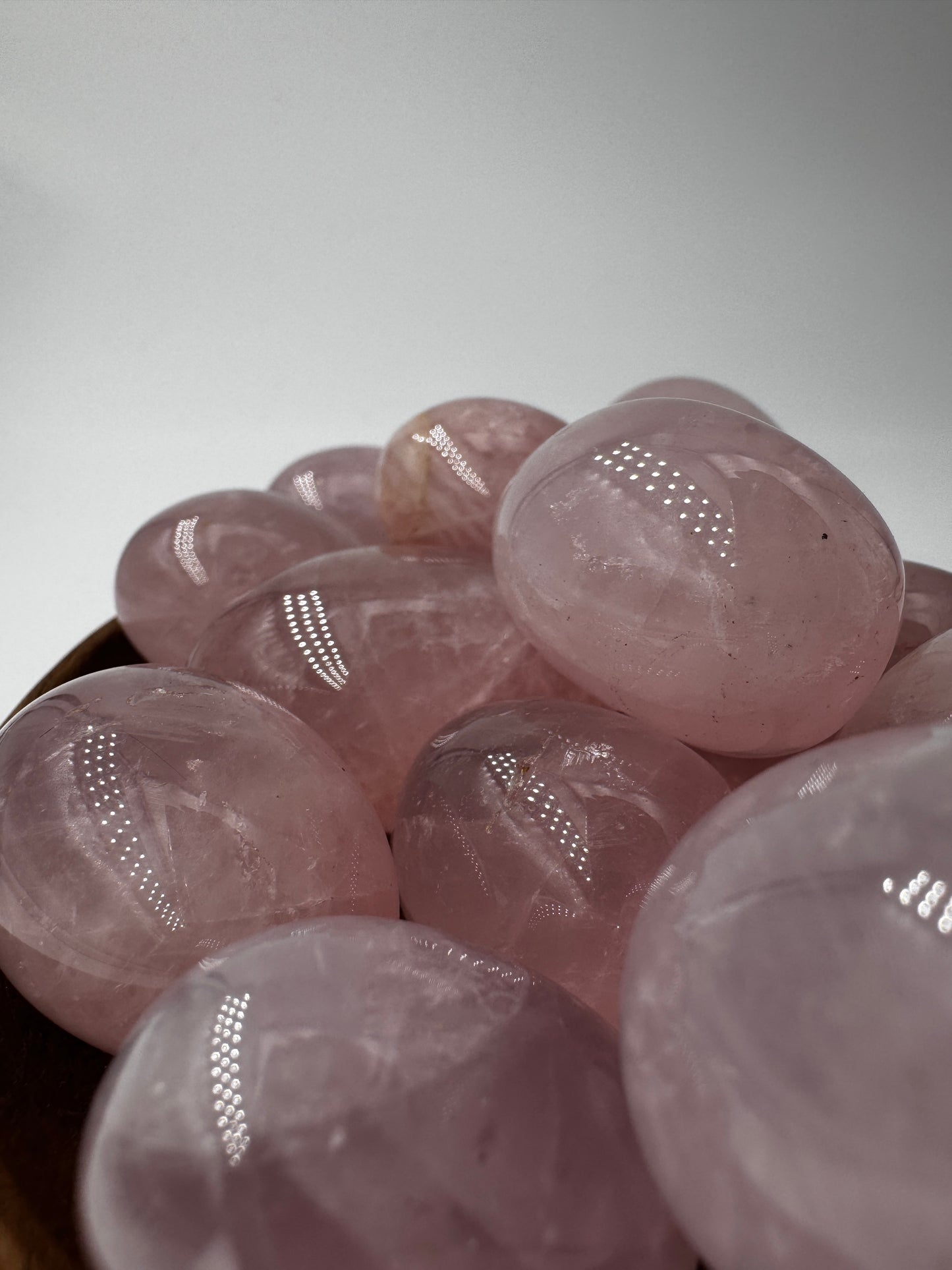 Polierter Rosenquarz-Trommelstein in zartem Rosa – seidig-transluzente Quarzvarietät, intuitiv ausgewählt, für Mineraliensammler und Naturliebhaber.