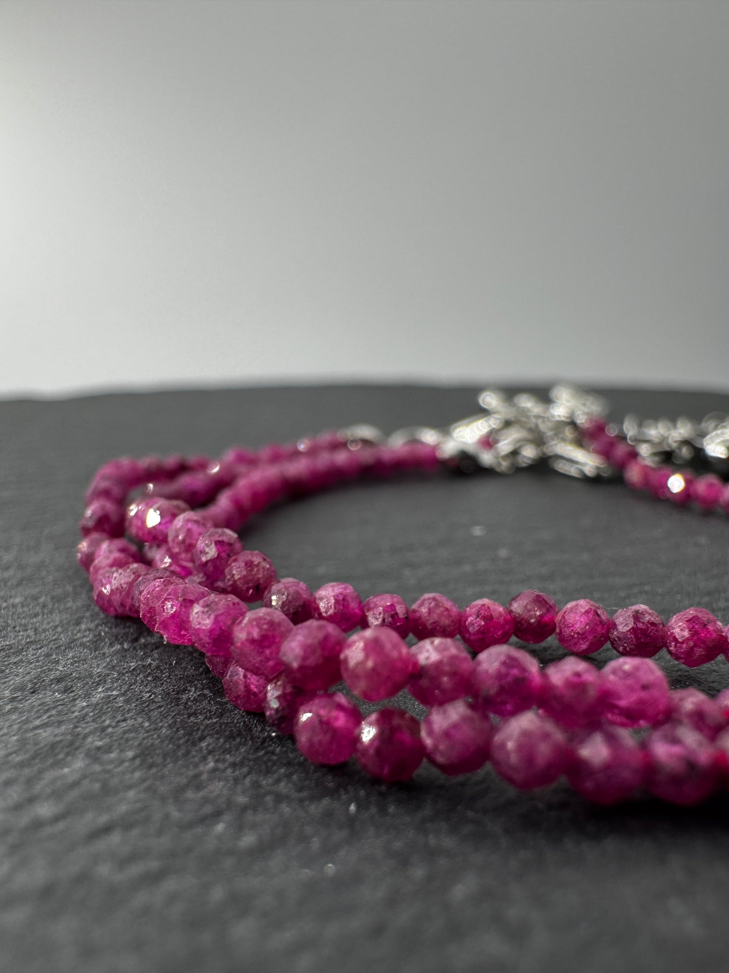 Armband aus echtem Rubin mit 2-mm-Facettperlen – tiefes Chromrot mit Lichtbrechung, Umfang 18 cm mit 5 cm Verlängerung.