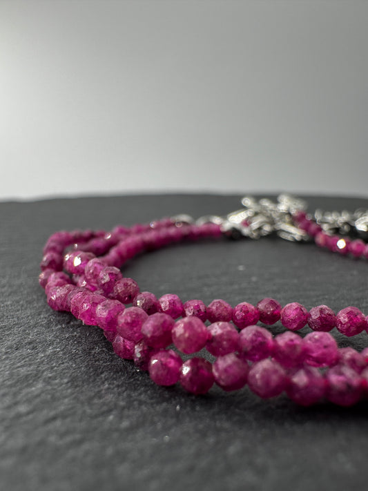 Armband aus echtem Rubin mit 2-mm-Facettperlen – tiefes Chromrot mit Lichtbrechung, Umfang 18 cm mit 5 cm Verlängerung.