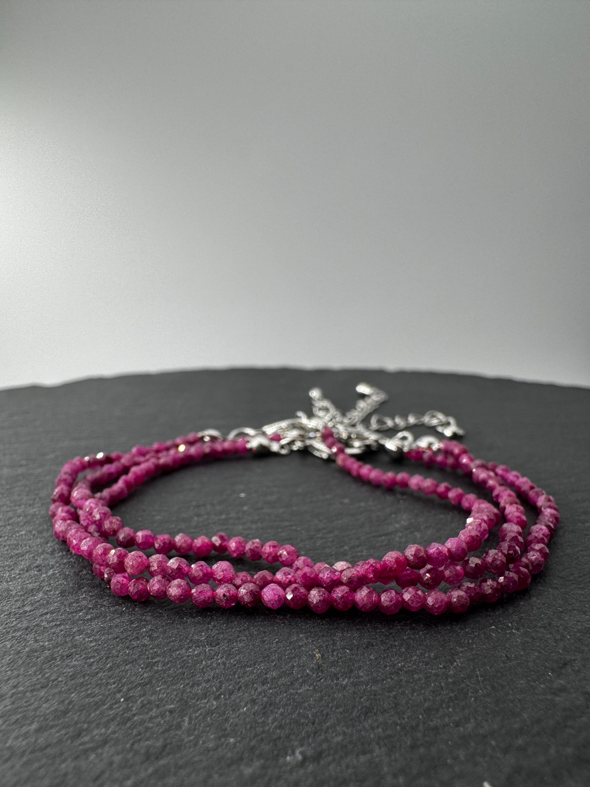 Armband aus echtem Rubin mit 2-mm-Facettperlen – tiefes Chromrot mit Lichtbrechung, Umfang 18 cm mit 5 cm Verlängerung.