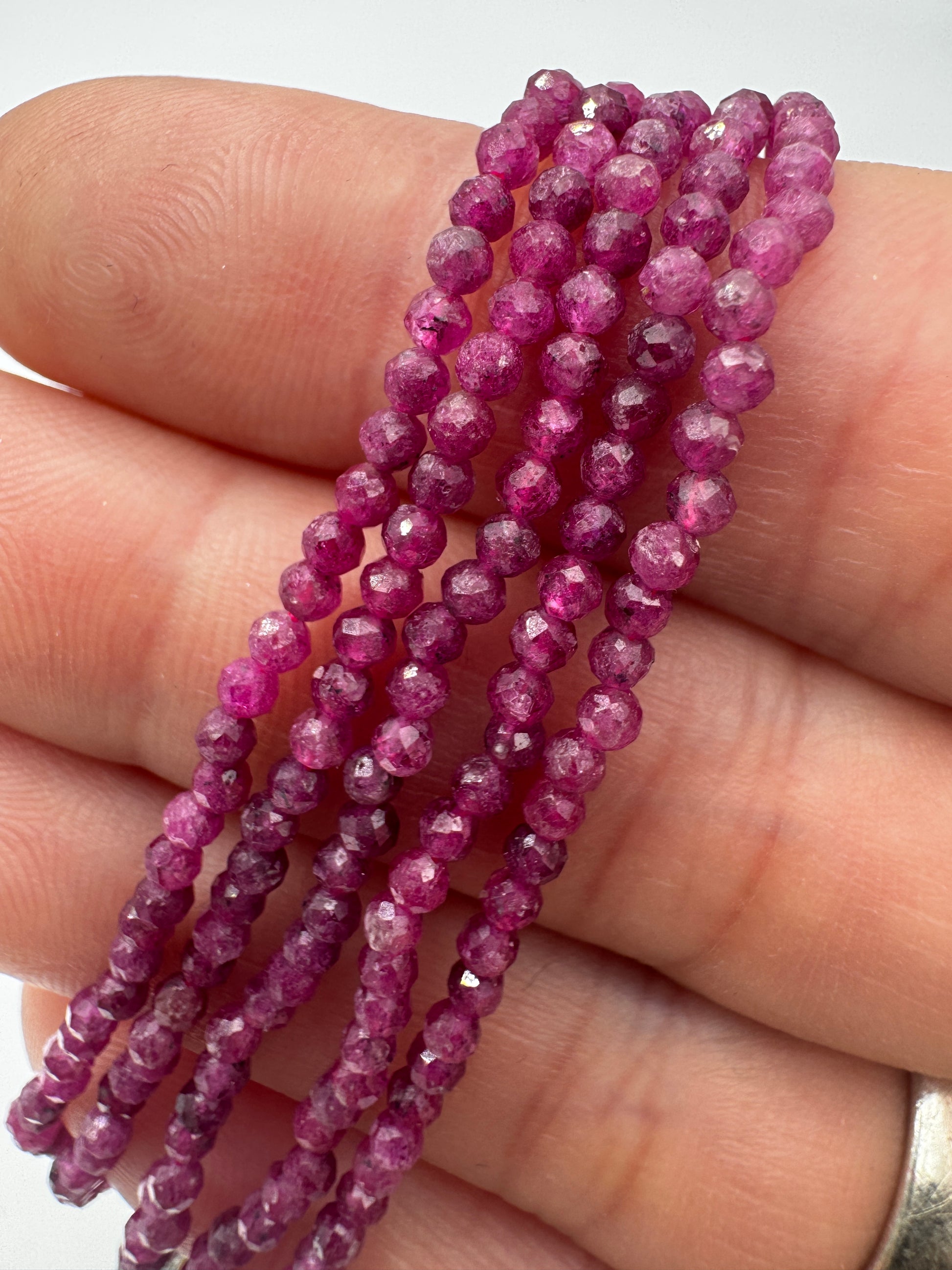 Armband aus echtem Rubin mit 2-mm-Facettperlen – tiefes Chromrot mit Lichtbrechung, Umfang 18 cm mit 5 cm Verlängerung.