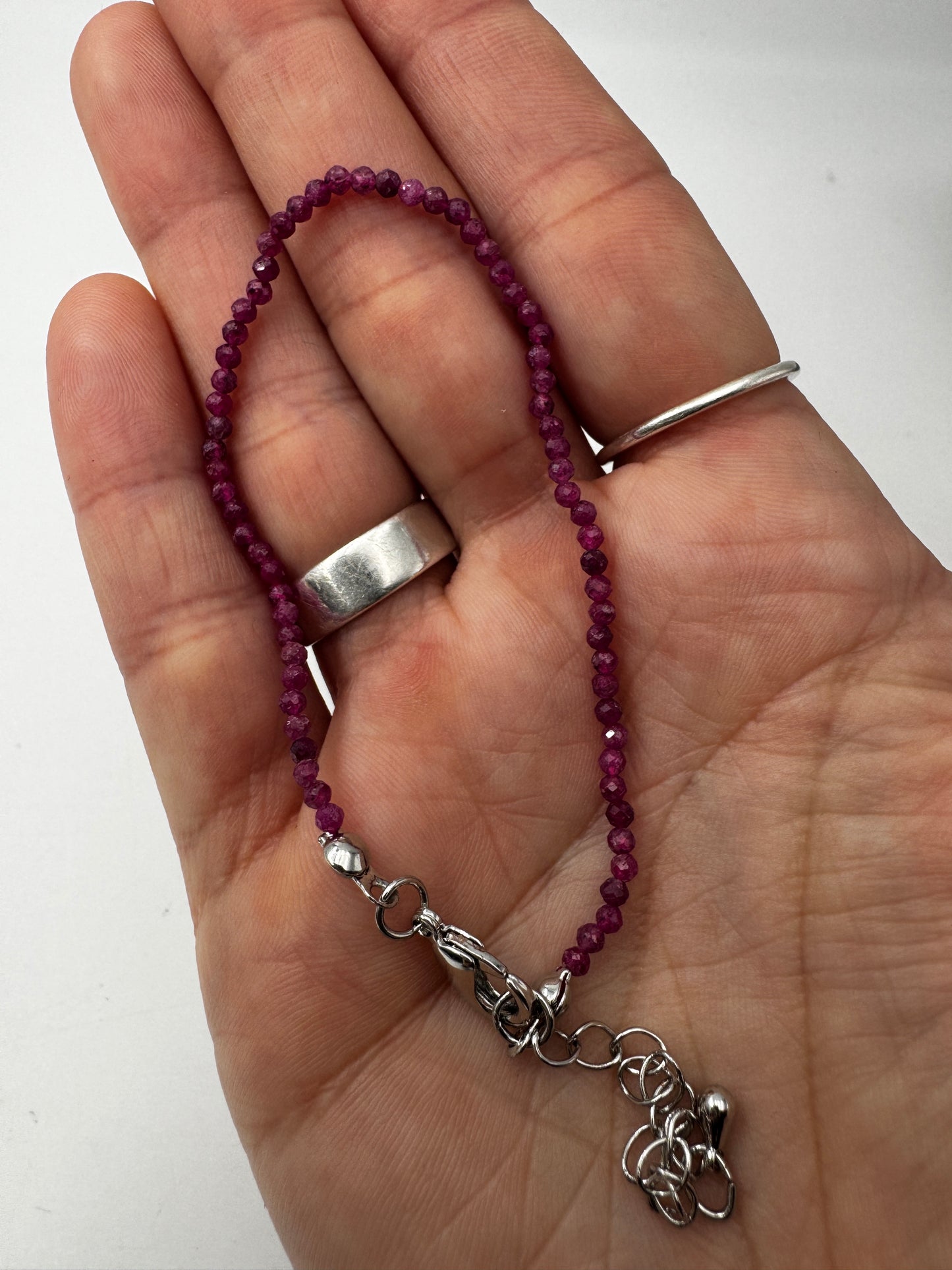 Armband aus echtem Rubin mit 2-mm-Facettperlen – tiefes Chromrot mit Lichtbrechung, Umfang 18 cm mit 5 cm Verlängerung.