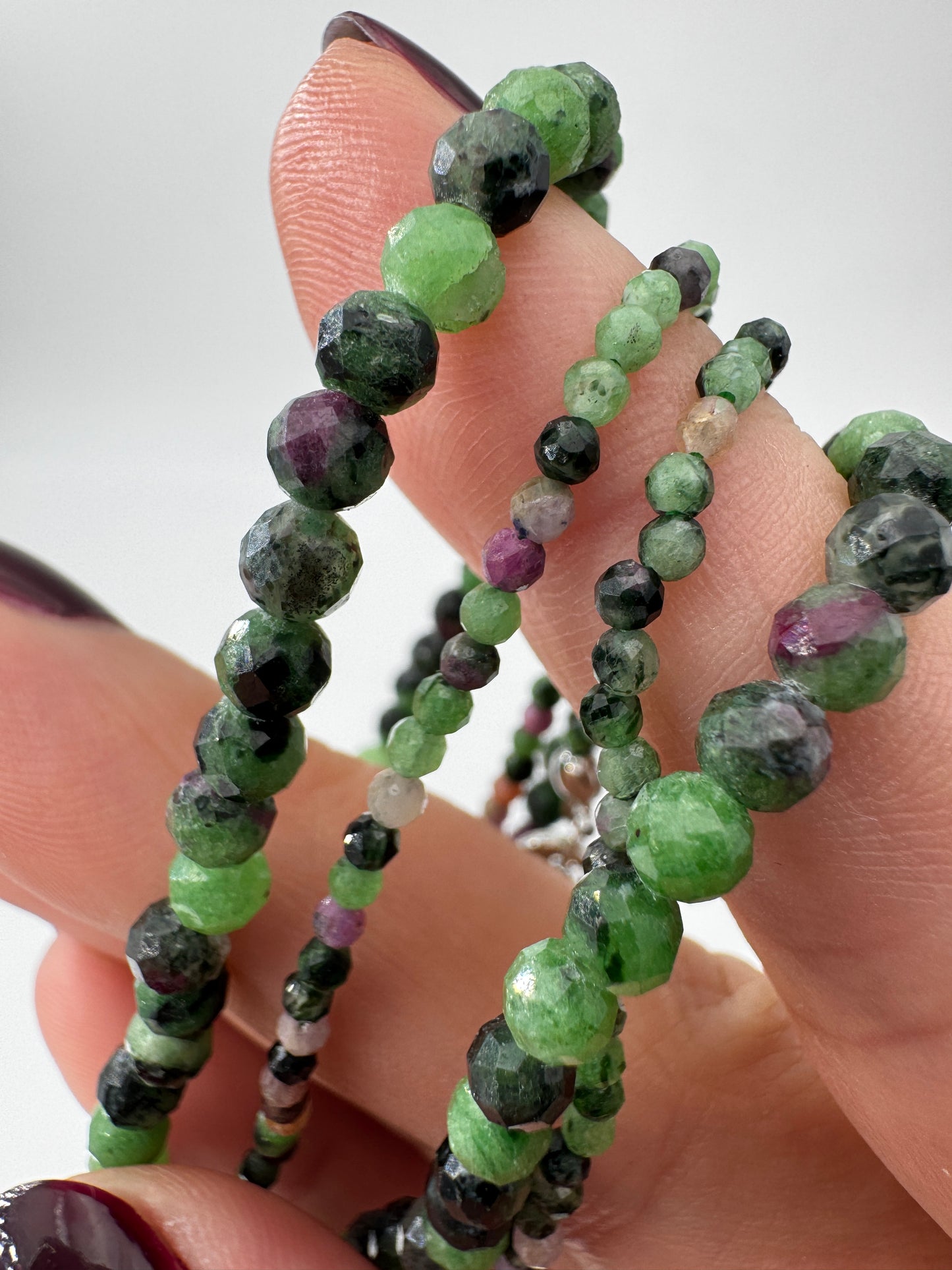Armband aus Rubin in Zoisit mit Facettperlen – kontrastreiches Rot-Grün-Schwarz-Muster aus Korund, Zoisit und Hornblende.