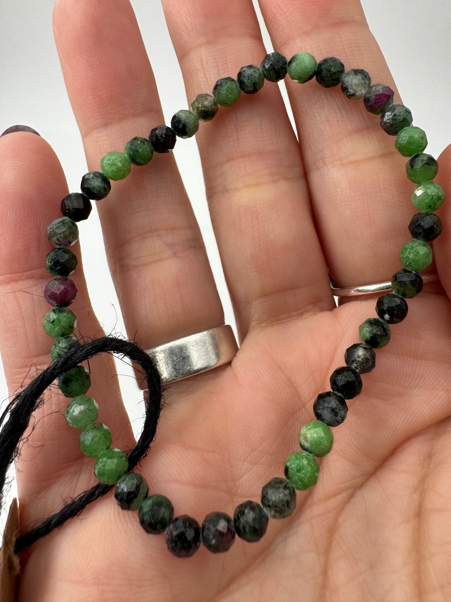 Armband aus Rubin in Zoisit mit Facettperlen – kontrastreiches Rot-Grün-Schwarz-Muster aus Korund, Zoisit und Hornblende.