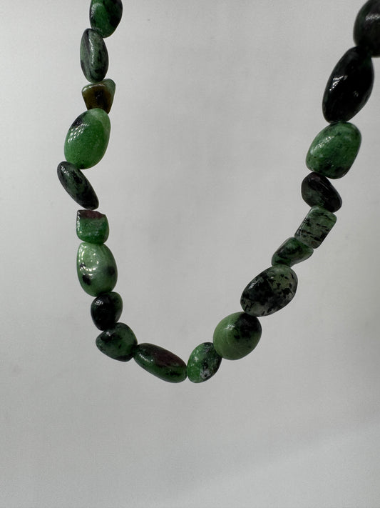 Kette aus Rubin in Zoisit (Anyolit) RK12 mit charakteristischem Rot-Grün-Kontrast aus Korund und Zoisit, 45 cm Länge mit Edelstahlverschluss.