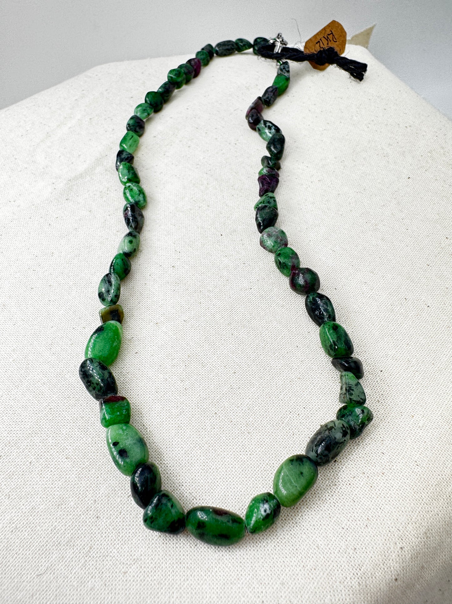 Kette aus Rubin in Zoisit (Anyolit) RK12 mit charakteristischem Rot-Grün-Kontrast aus Korund und Zoisit, 45 cm Länge mit Edelstahlverschluss.