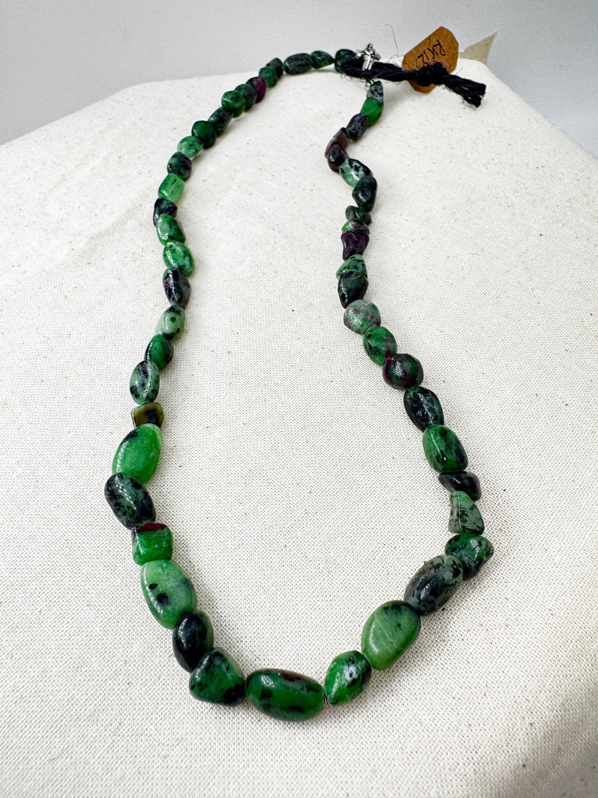 Kette aus Rubin in Zoisit (Anyolit) RK12 mit charakteristischem Rot-Grün-Kontrast aus Korund und Zoisit, 45 cm Länge mit Edelstahlverschluss.