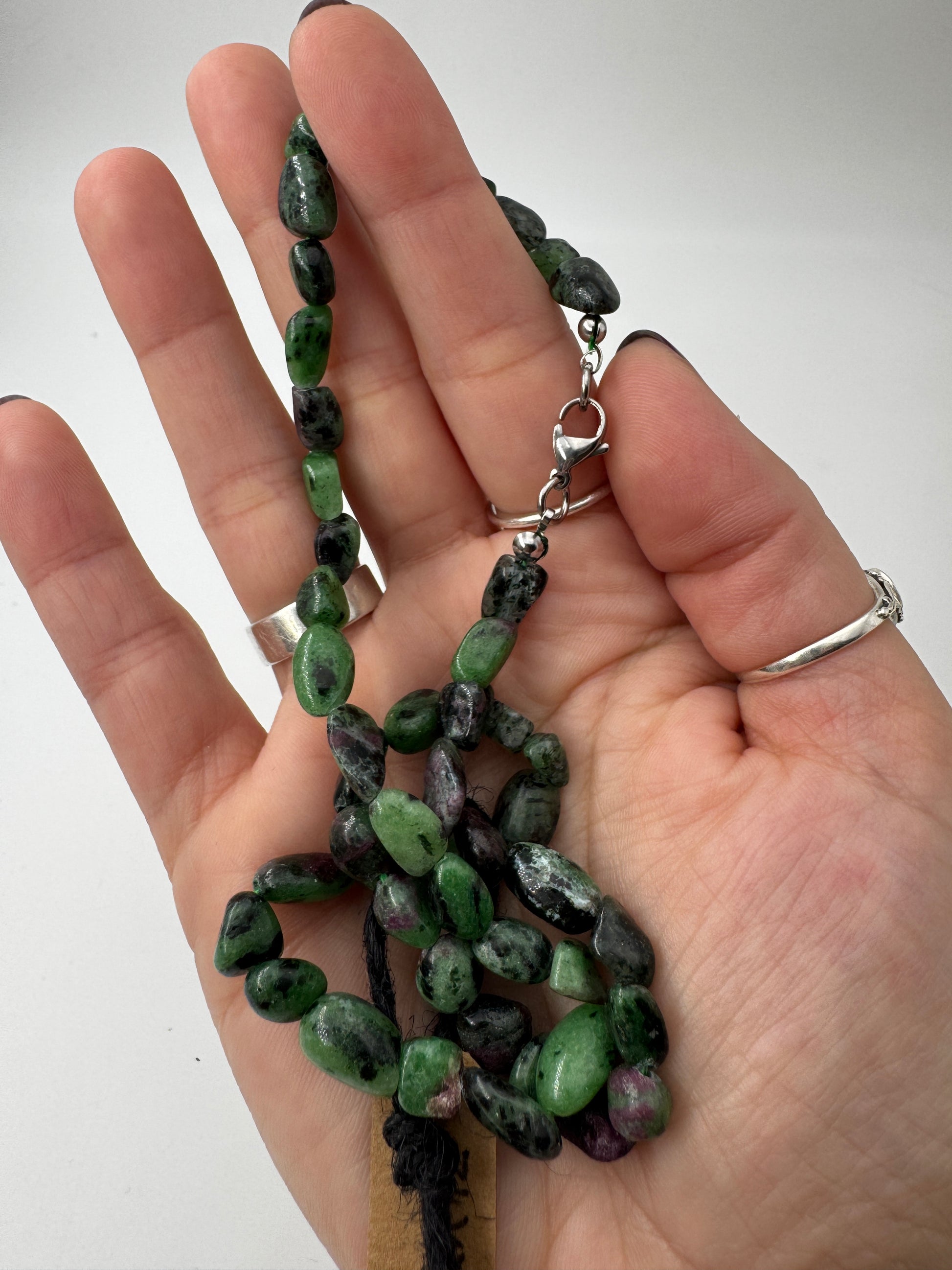 Kette aus Rubin in Zoisit (Anyolit) RK12 mit charakteristischem Rot-Grün-Kontrast aus Korund und Zoisit, 45 cm Länge mit Edelstahlverschluss.