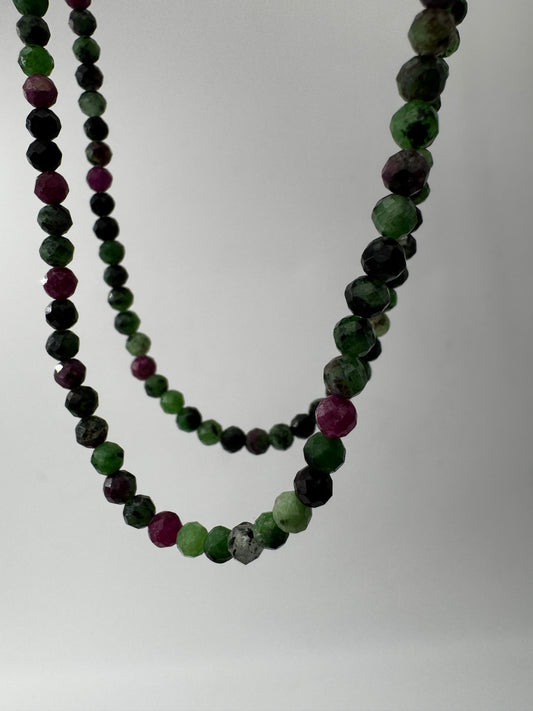 Kette aus facettierten Rubin-in-Zoisit-Kugeln RK30, 4 mm, mit leuchtendem Rot-Grün-Kontrast aus Korund und Zoisit, 45 cm Länge mit Edelstahlverschluss.