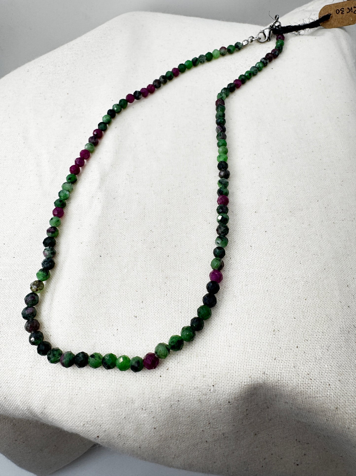 Kette aus facettierten Rubin-in-Zoisit-Kugeln RK30, 4 mm, mit leuchtendem Rot-Grün-Kontrast aus Korund und Zoisit, 45 cm Länge mit Edelstahlverschluss.