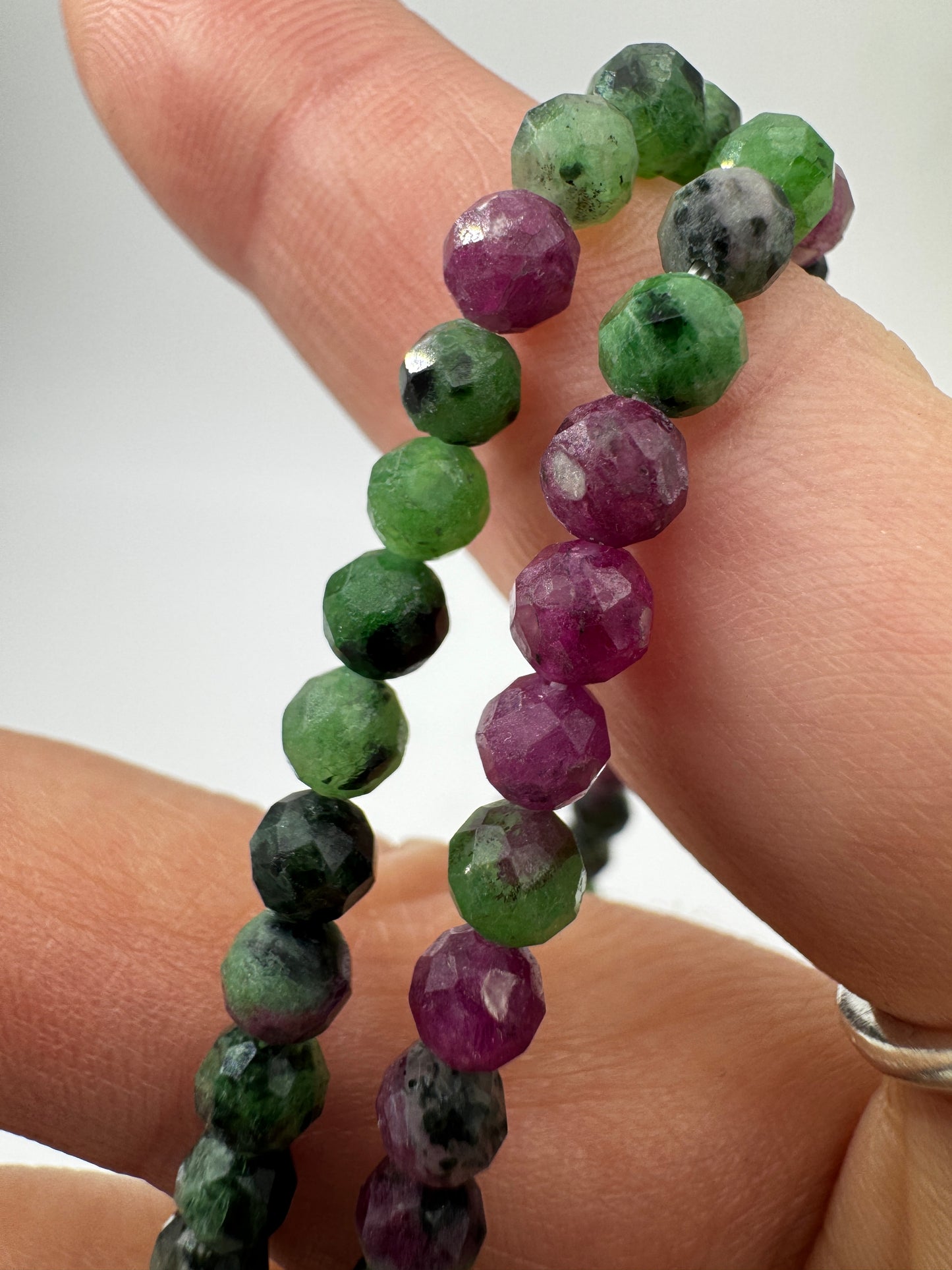 Kette aus facettierten Rubin-in-Zoisit-Kugeln RK30, 4 mm, mit leuchtendem Rot-Grün-Kontrast aus Korund und Zoisit, 45 cm Länge mit Edelstahlverschluss.