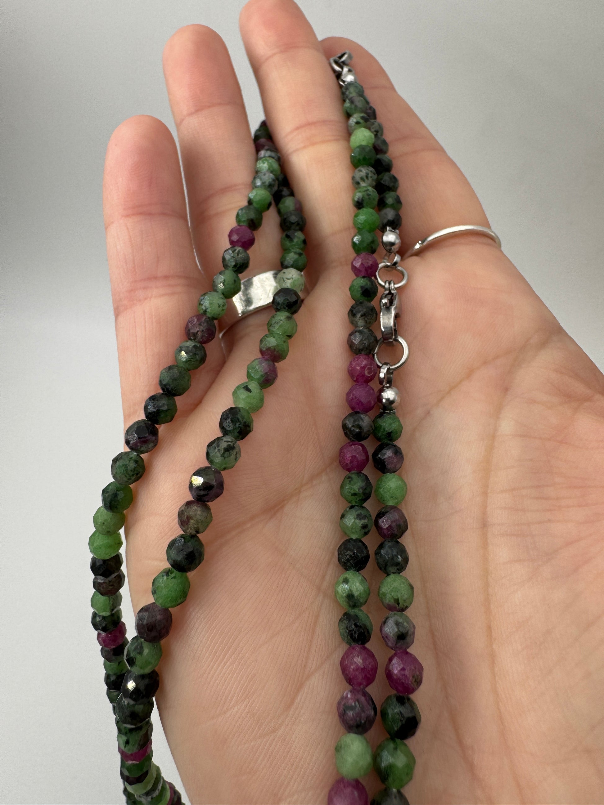 Kette aus facettierten Rubin-in-Zoisit-Kugeln RK30, 4 mm, mit leuchtendem Rot-Grün-Kontrast aus Korund und Zoisit, 45 cm Länge mit Edelstahlverschluss.