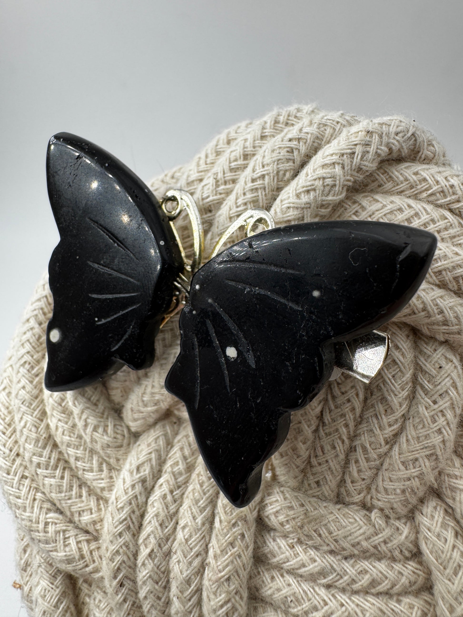 Dekorative Haarspangen in Schmetterlingsform mit Flügeln aus Obsidian.