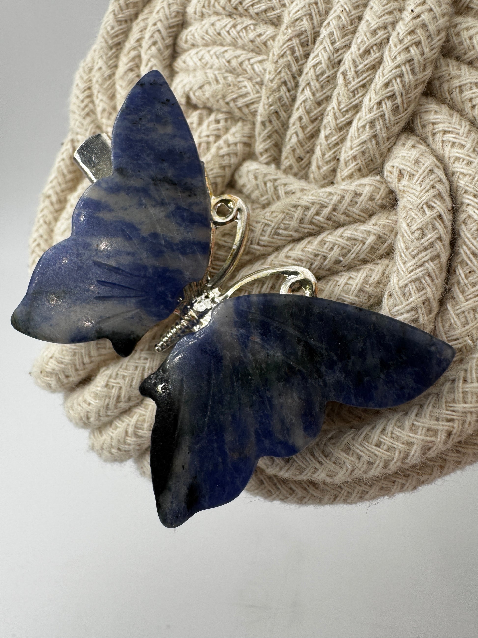 Dekorative Haarspangen in Schmetterlingsform mit Flügeln aus Sodalith.