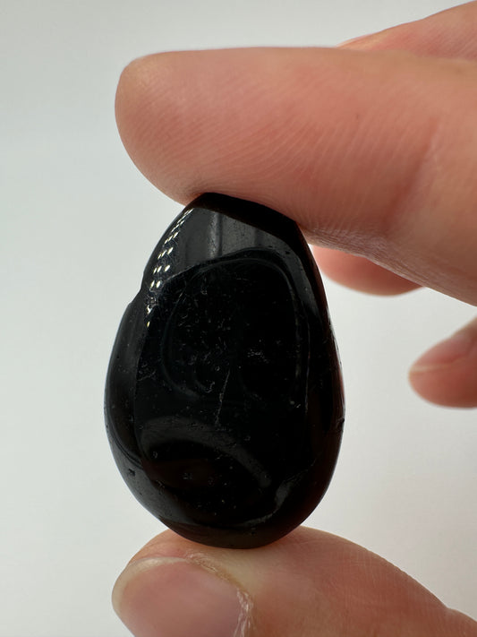 Schörl Anhänger TA10, tropfenförmig, gebohrt, 3,1 × 2,1 cm, tiefschwarzer Turmalin mit Glasglanz