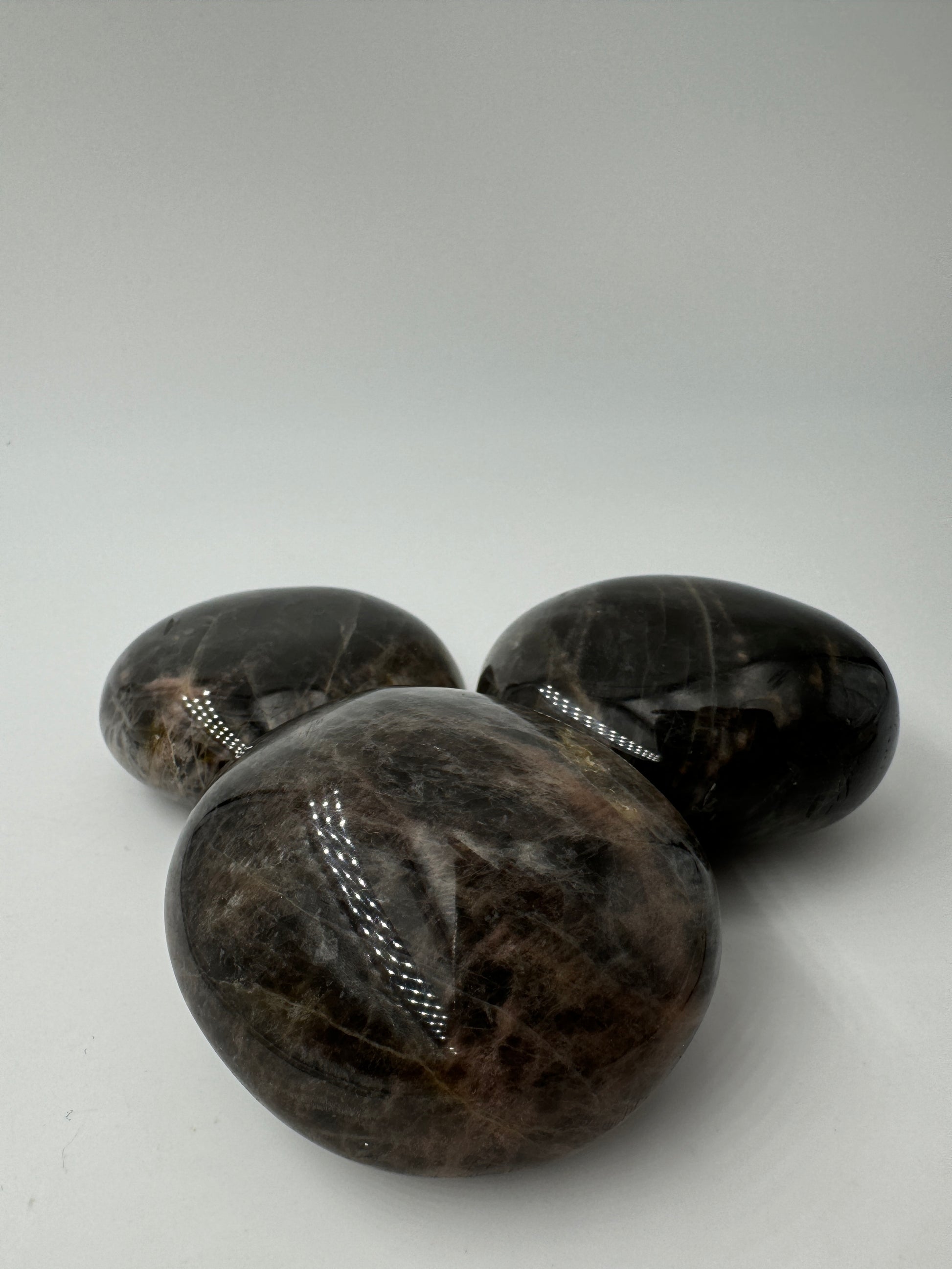 Schwarzer Mondstein Handstein [MH13/MH14/MH15], ca. 5 cm – dunkle Feldspatvarietät mit silbrigem Adulareszenz-Effekt, Einzelstück mit kleiner Macke.