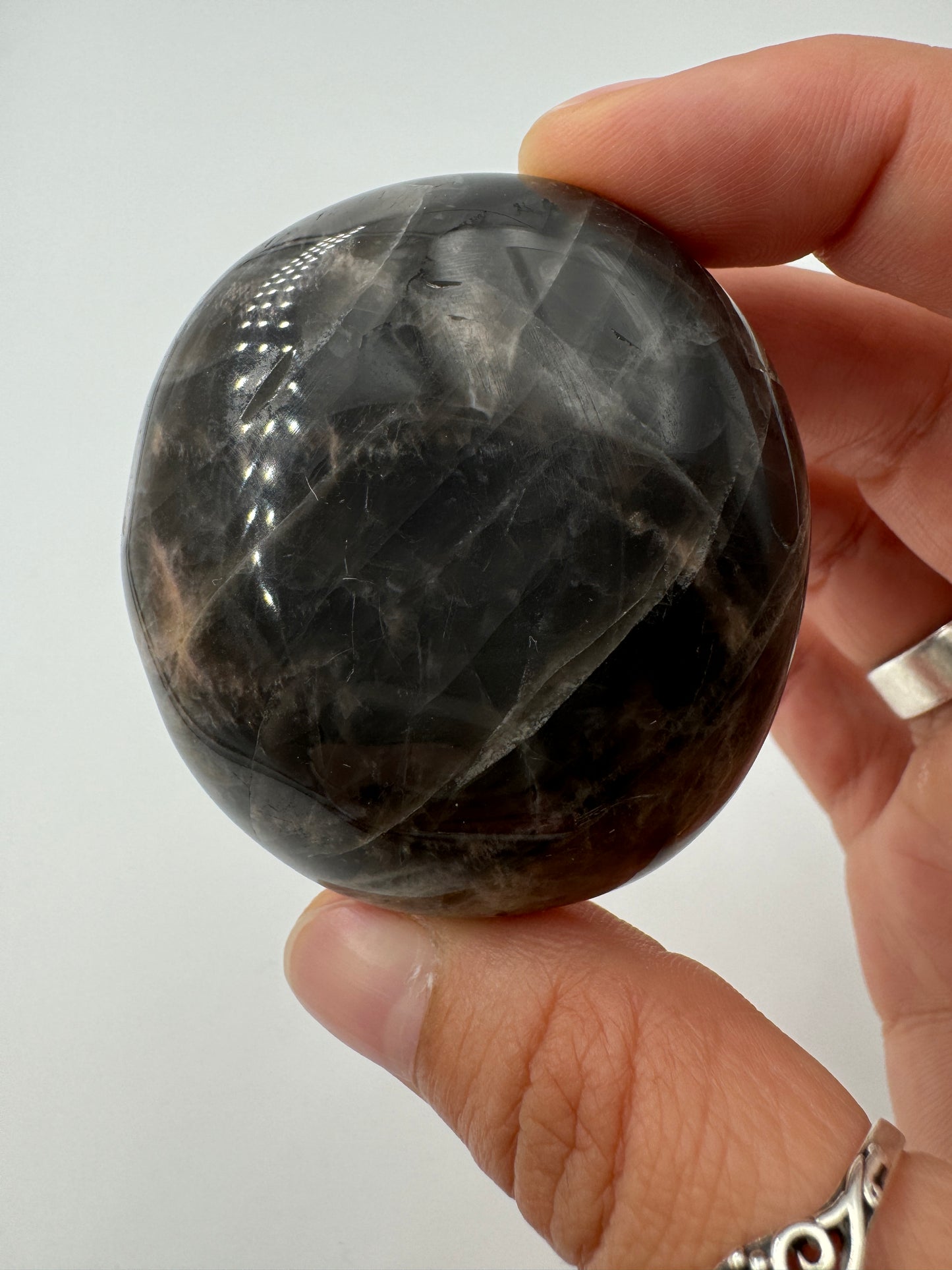 Schwarzer Mondstein Handstein, ca. 5 cm – dunkle Feldspatvarietät mit silbrigem Adulareszenz-Effekt, Einzelstück mit kleiner Macke.
